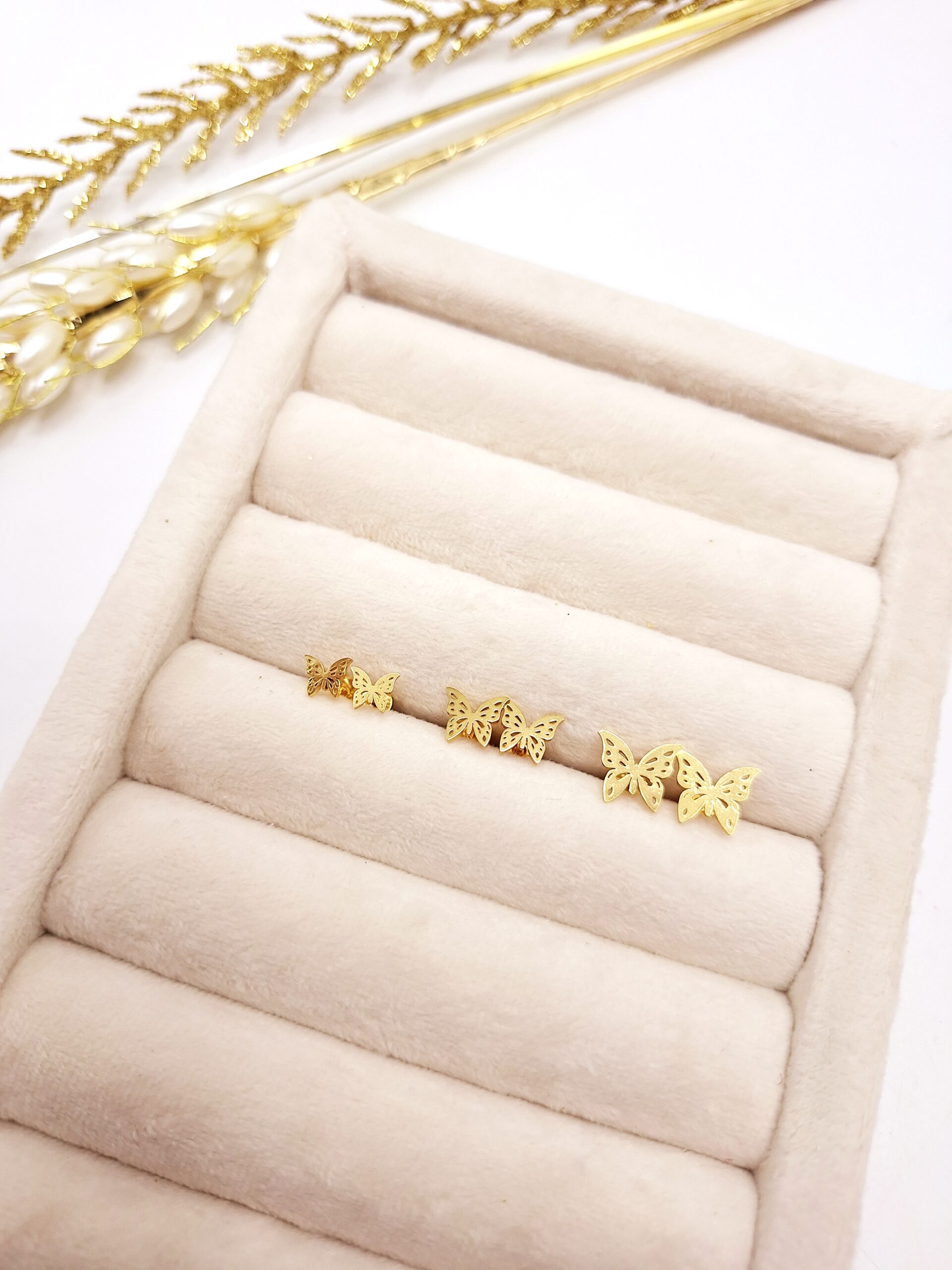 گوشواره میخی طرح پروانه طلایی استیل