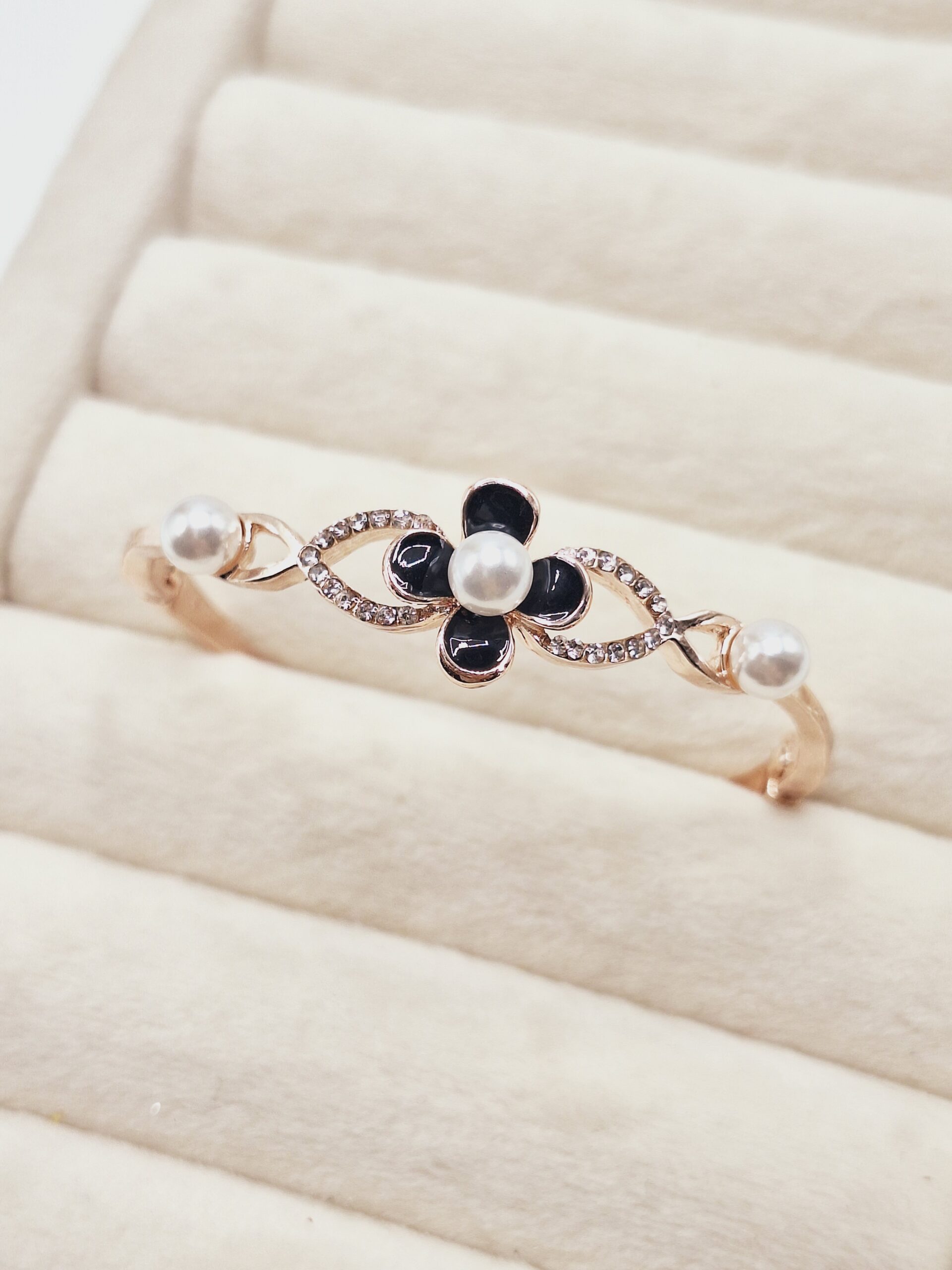 دستبند دخترانه گل مرواریدی طلایی