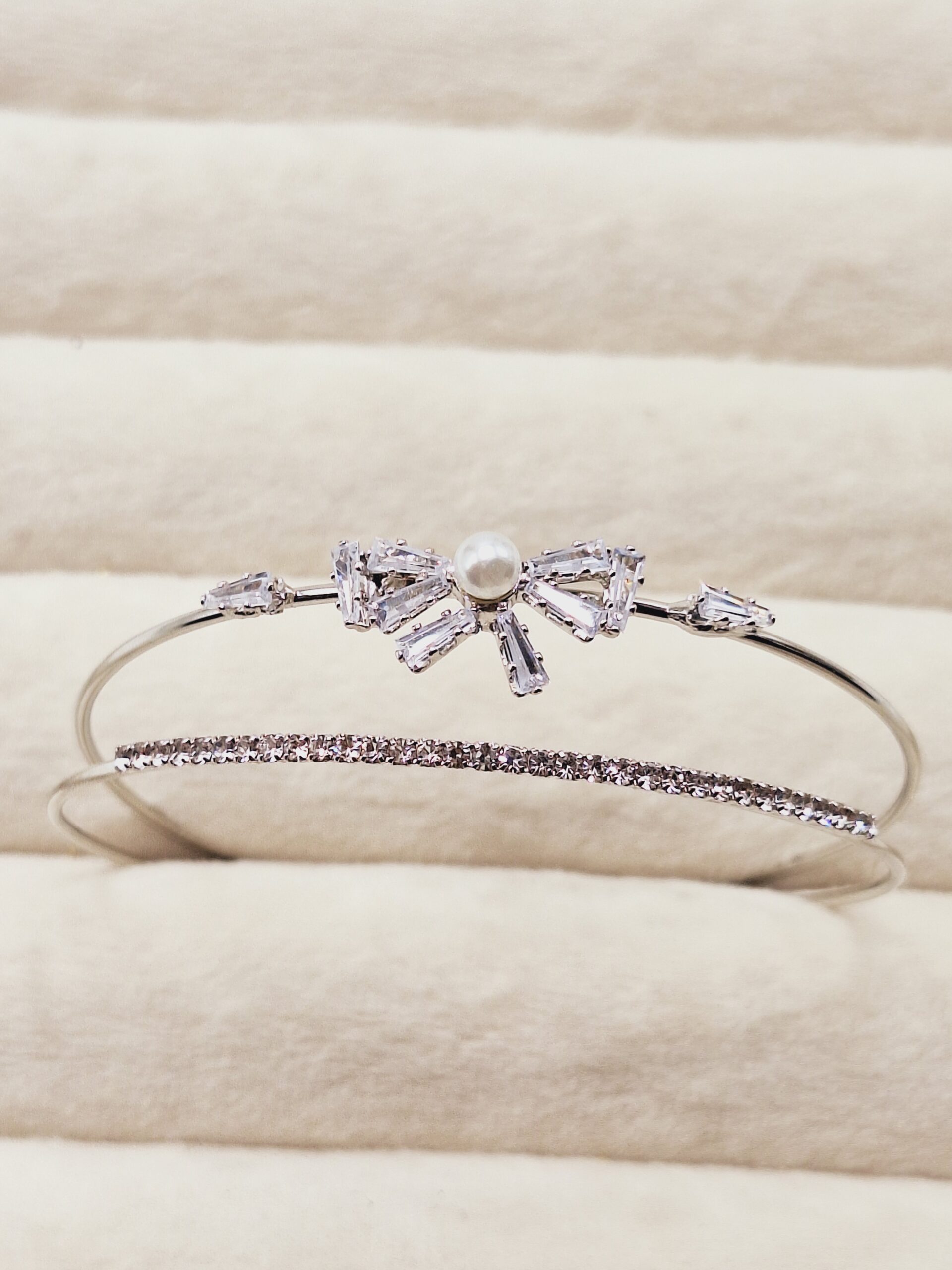 بنگل زیبا دو لاین نگینی طرح پاپیون سفید