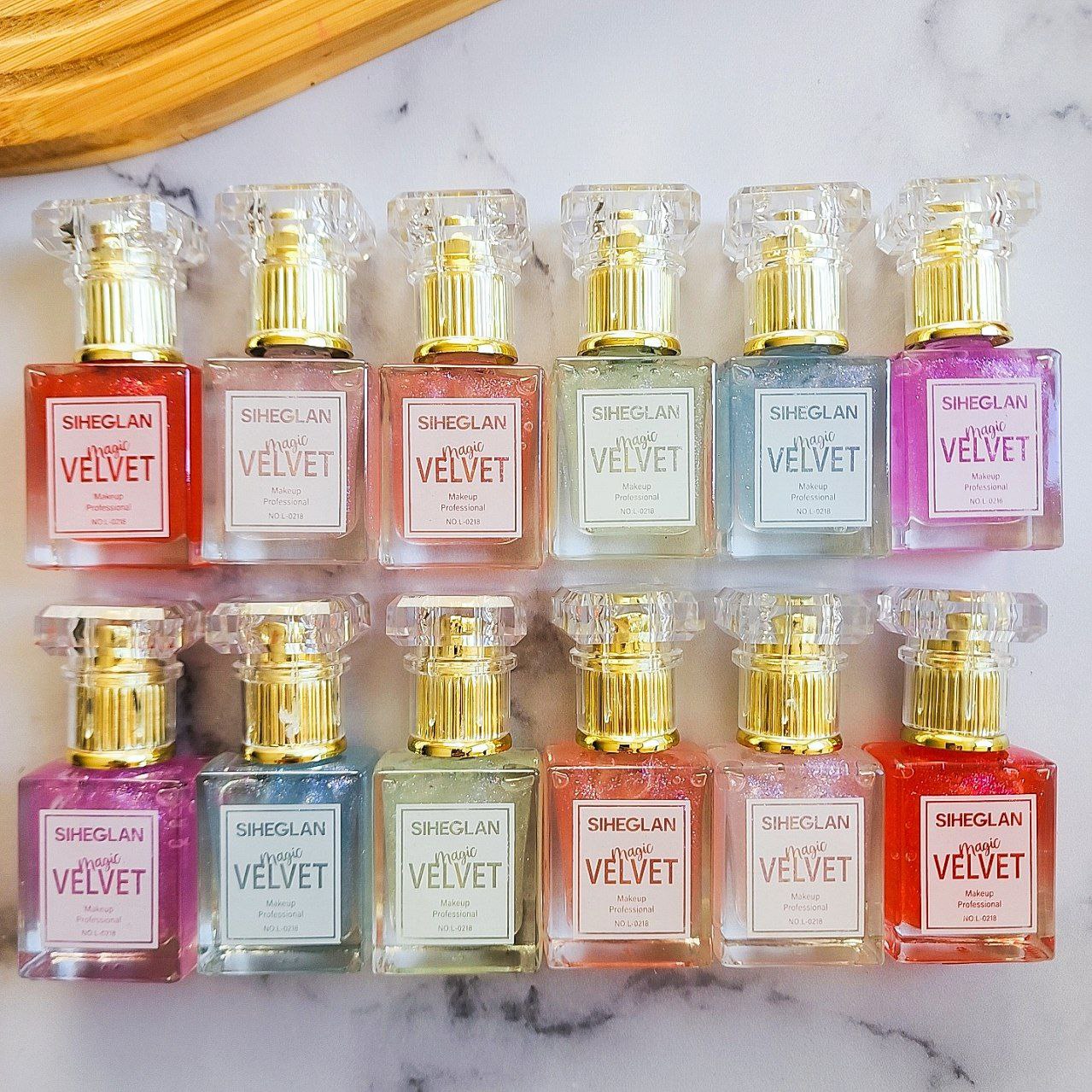 لیپ گلاس شاین دار جذاب ادکلنی برند SIHEGLAN کد L_0218