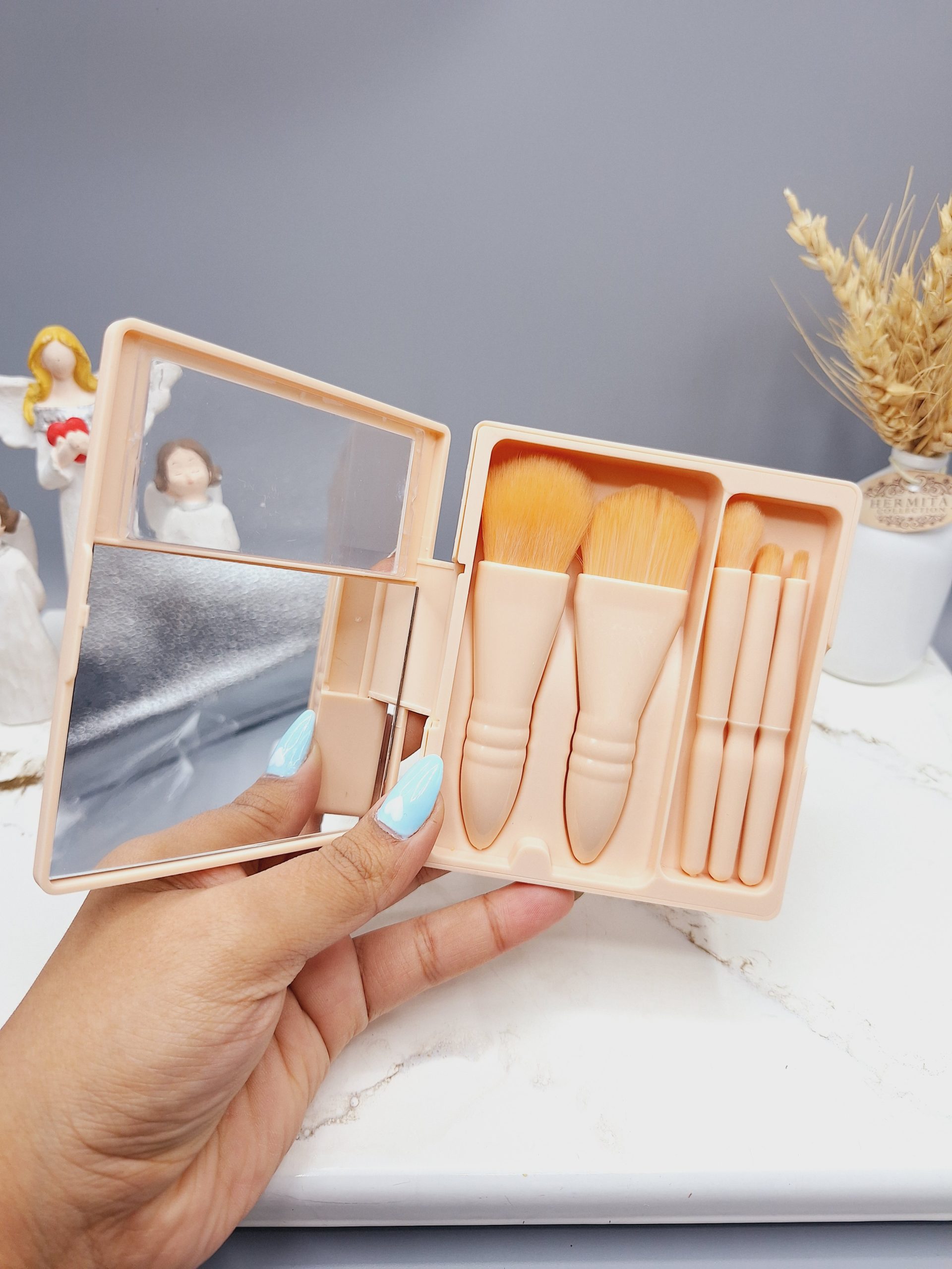 ست براش پر تراکم آینه دار و باکس دار  رنگ کرم روشن