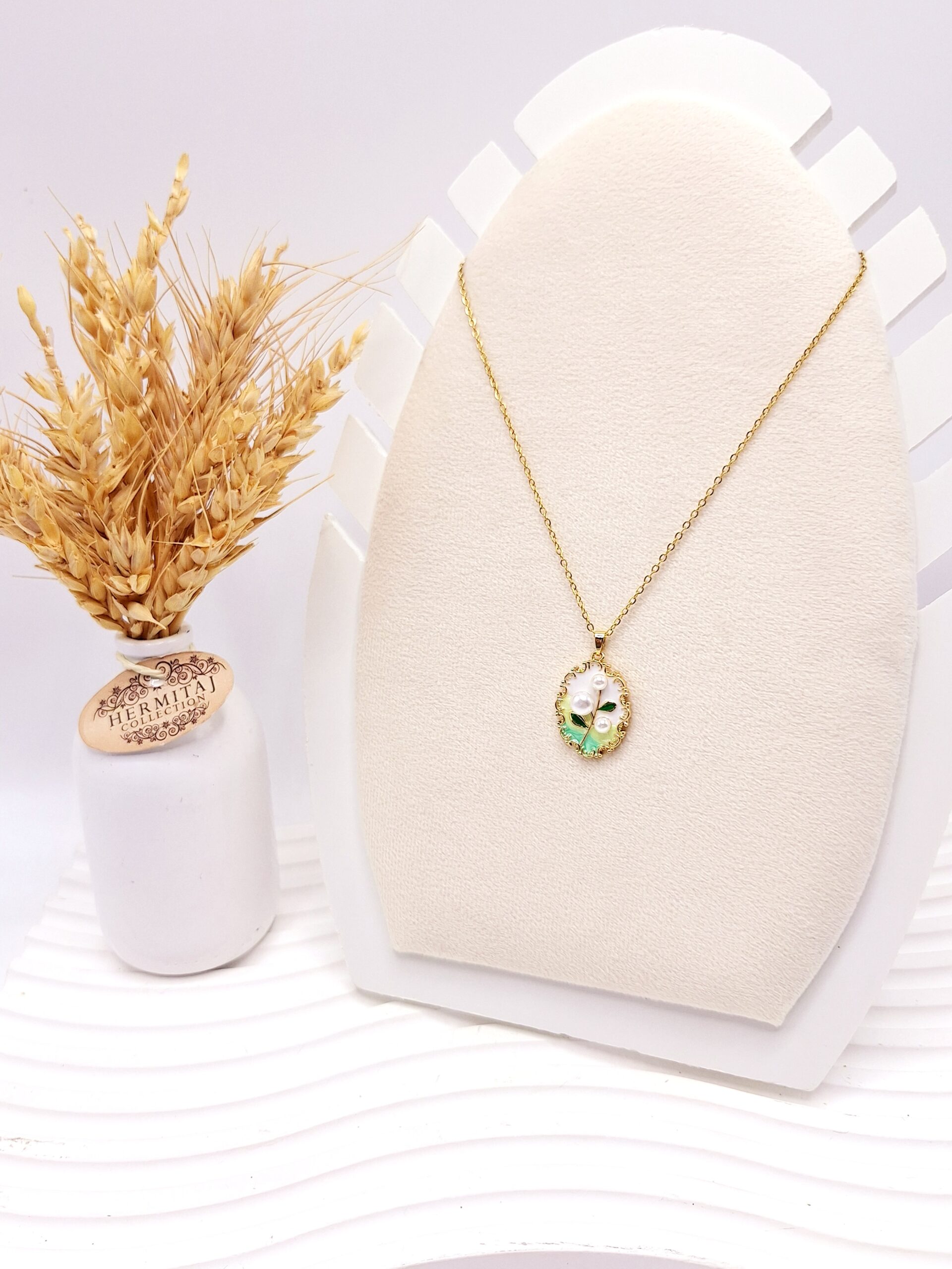 گردنبند میناکاری طرح قاب مراوریدی سفید و سبز