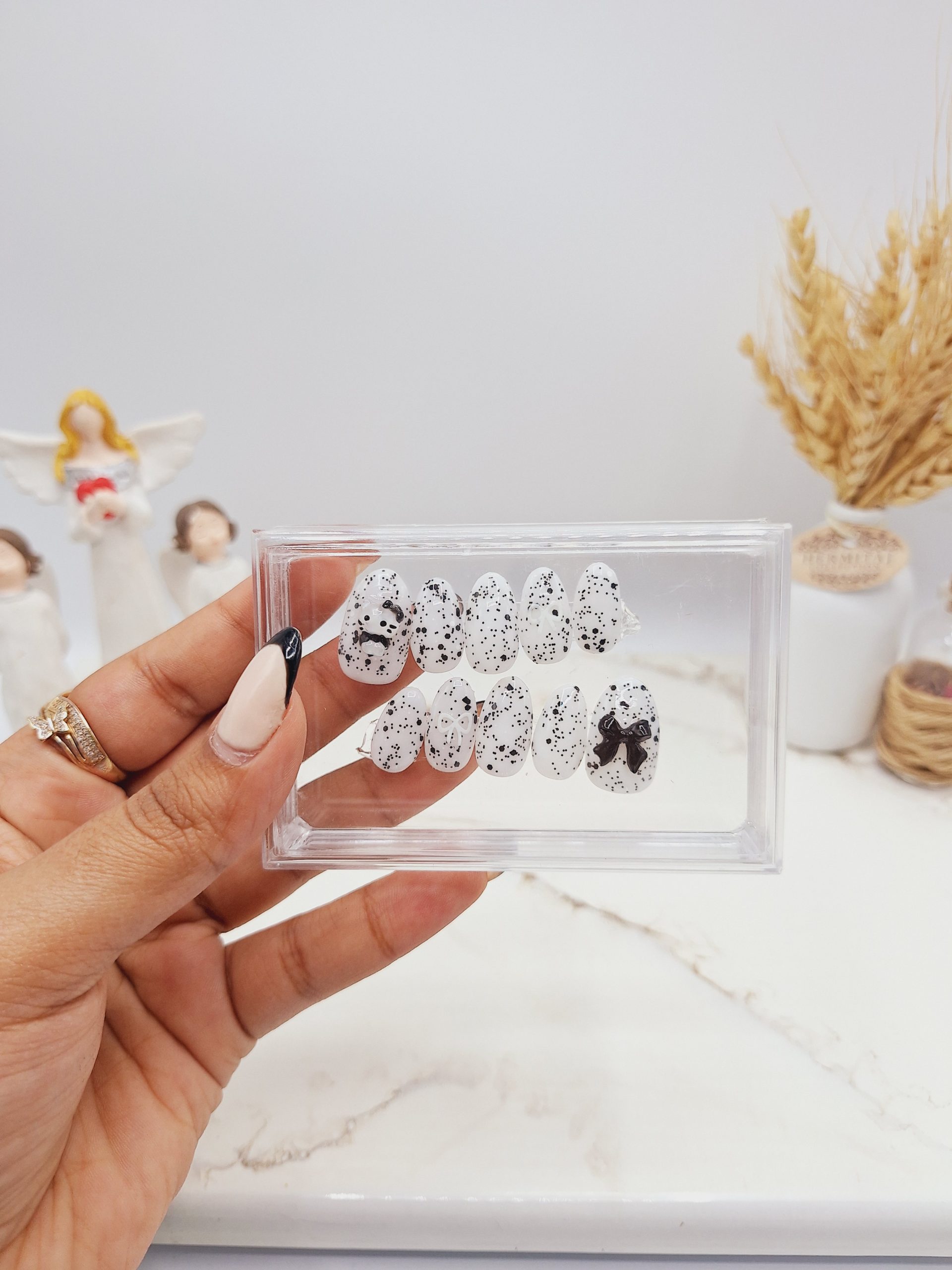 ناخن مصنوعی با مواد کاشت طرح ساده رنگ تخم مرغی (به همراه پک اختصاصی)