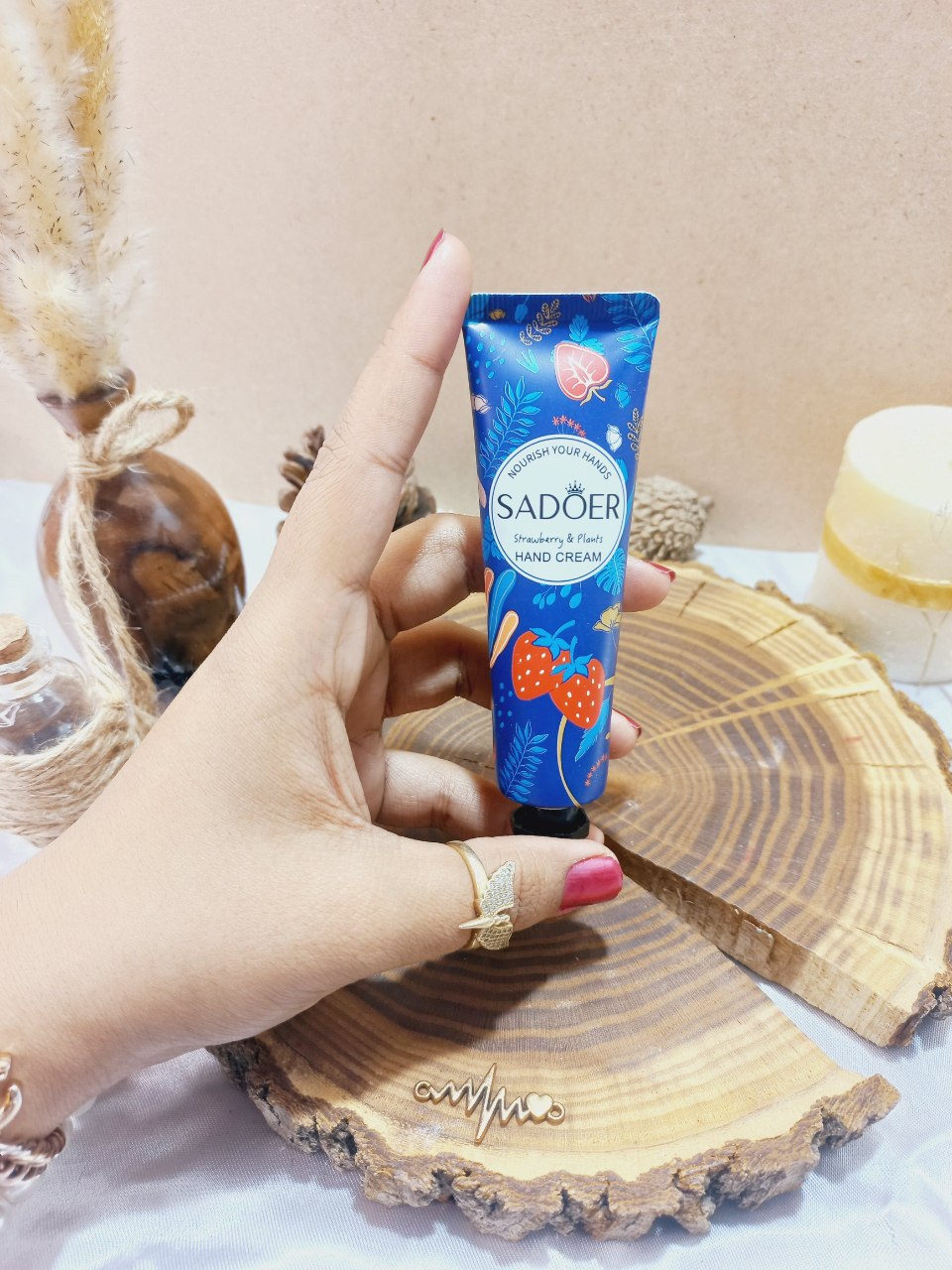 کرم دست تیوپی توت فرنگی سادور Sadoer کد  SD81198