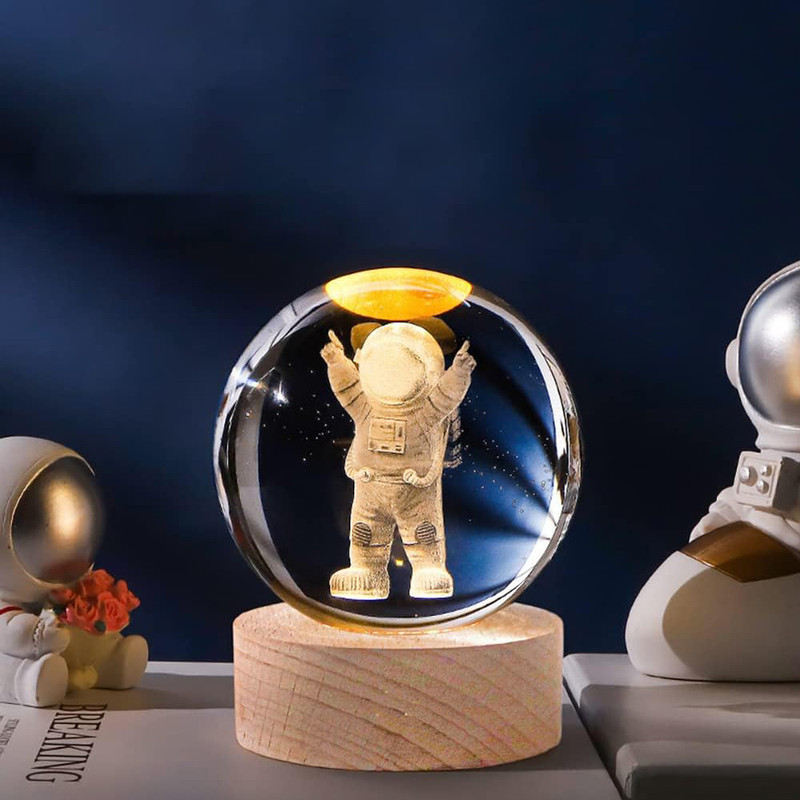 چراغ خواب گوی کریستالی فوق العاده زیبا طرح فضانورد