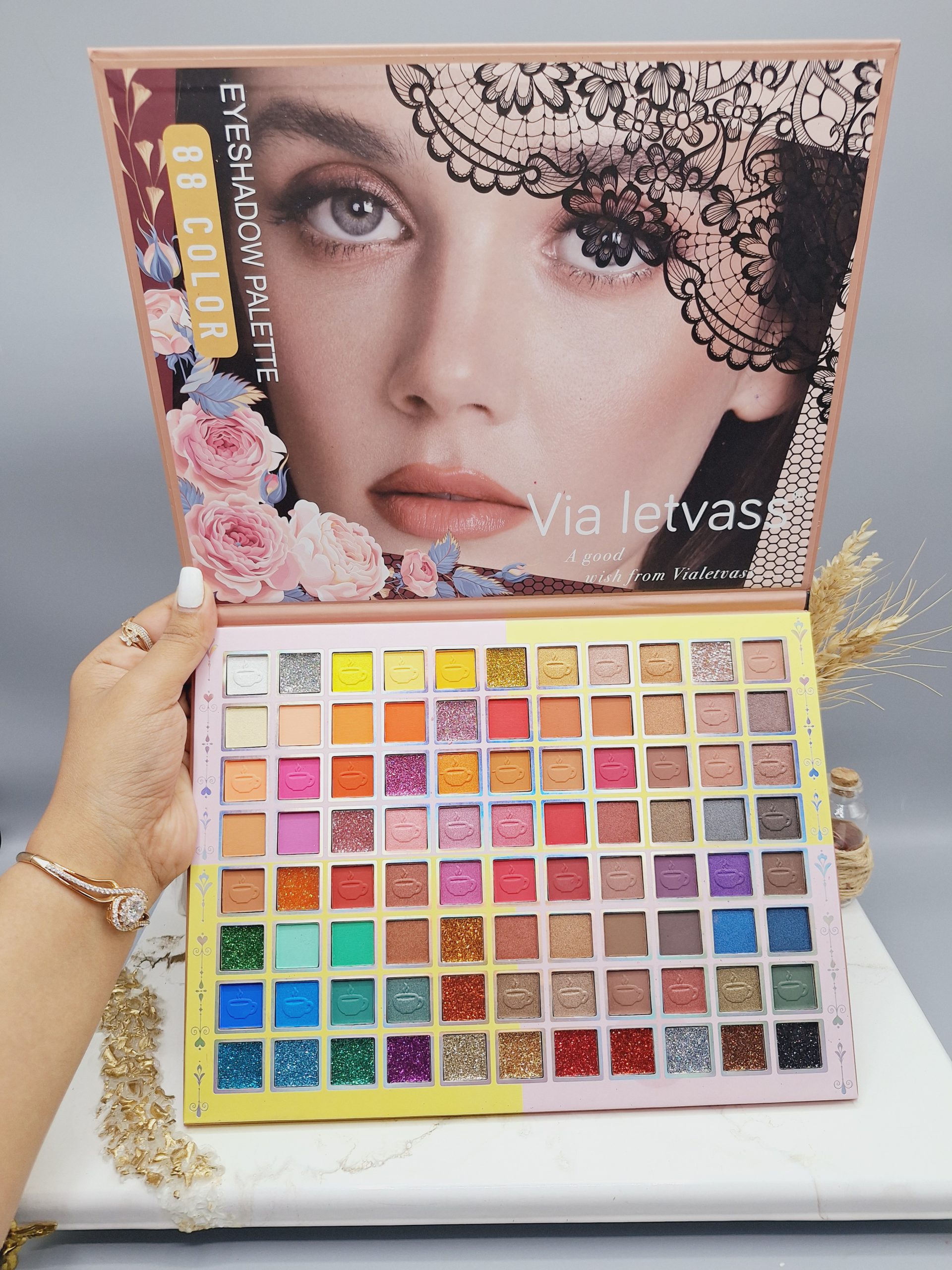 پالت سایه میکاپ دارای همه طیف رنگی زیبا برند Via letvas کد 2338