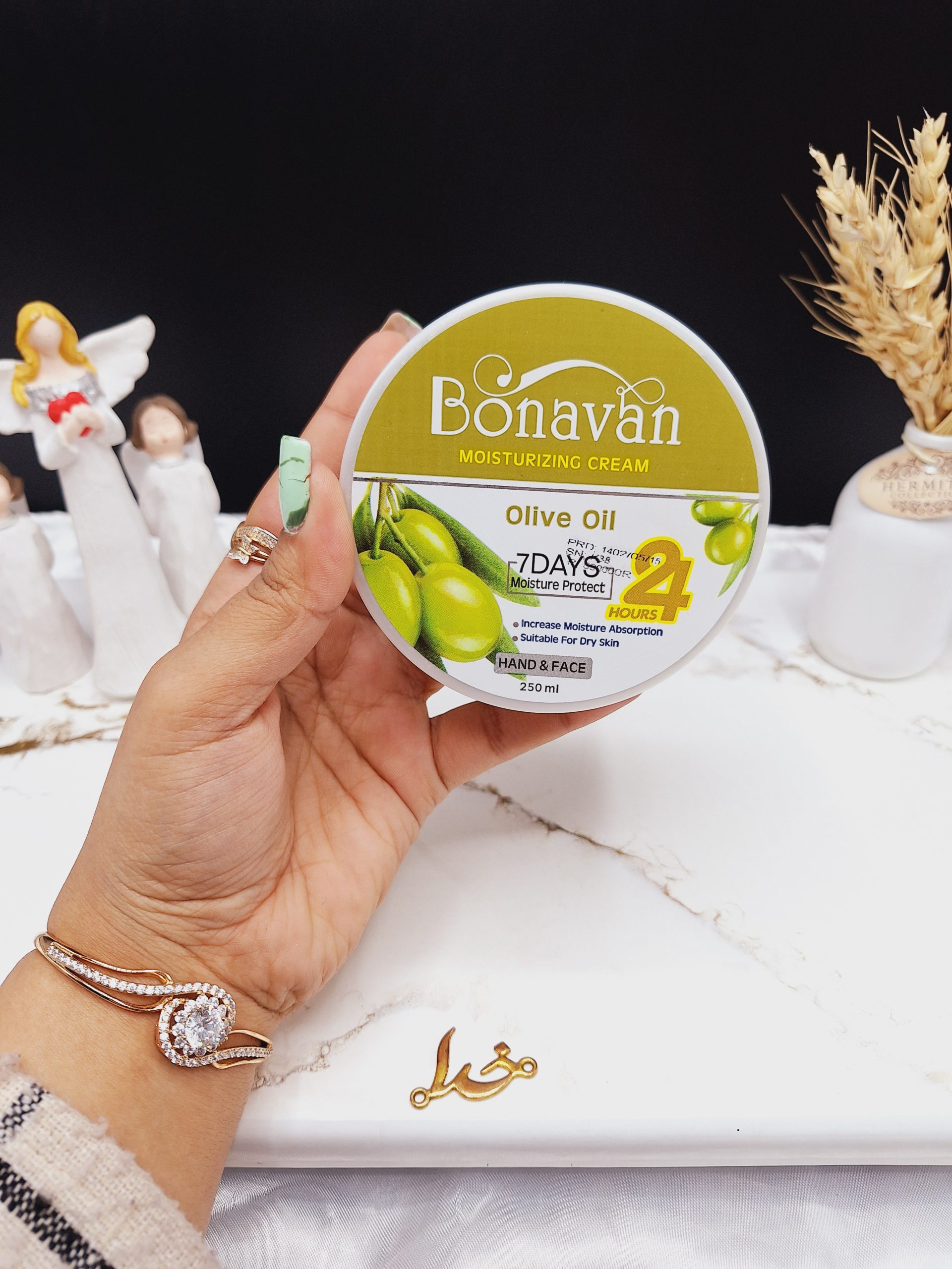 کرم مرطوب کننده کاسه ای دست و صورت رایحه زیتون برند بناوان BONAVAN
