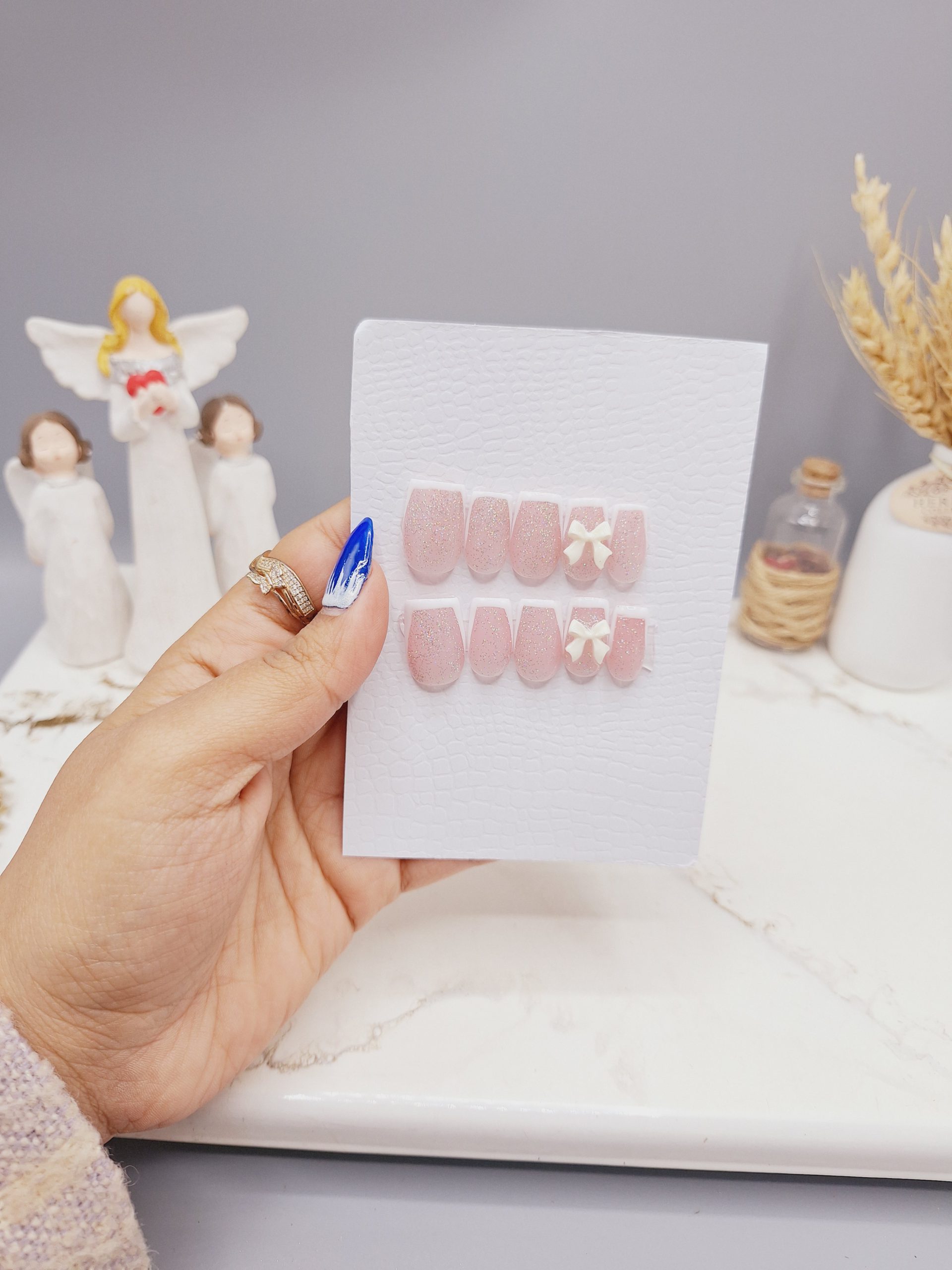 ناخن مصنوعی با مواد کاشت درجه ۱ طرح فرنج شاین دار با پاپیون (به همراه پک اختصاصی)