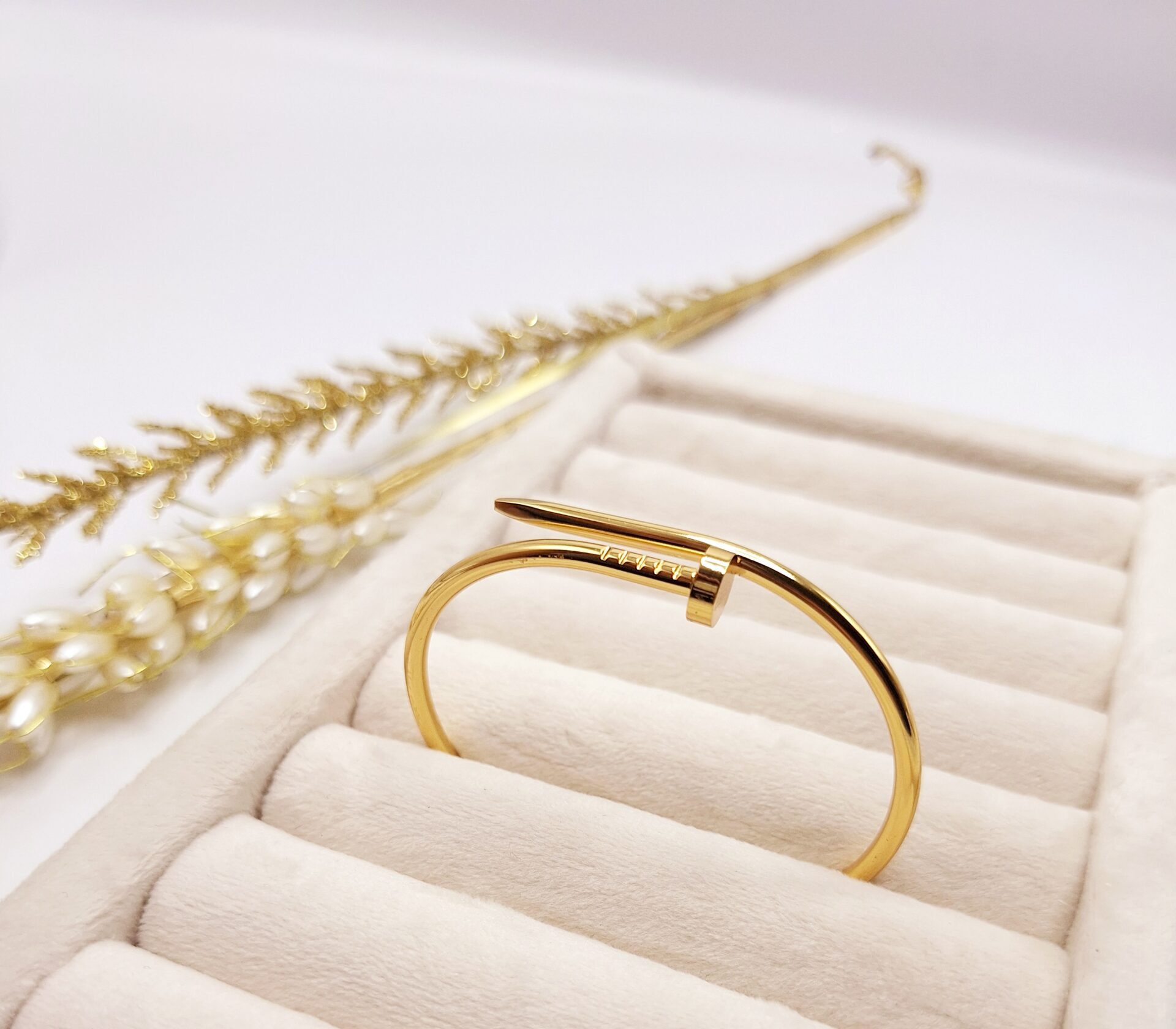 دستبند پرطرفدار میخی طلایی