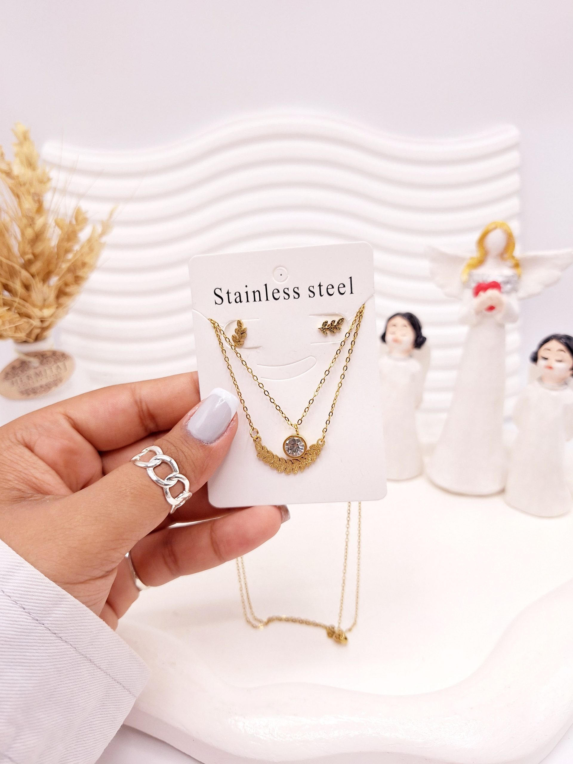 ست گوشواره و گردنبند دو لاین برگ و آویز نگین دار رنگ طلایی استیل