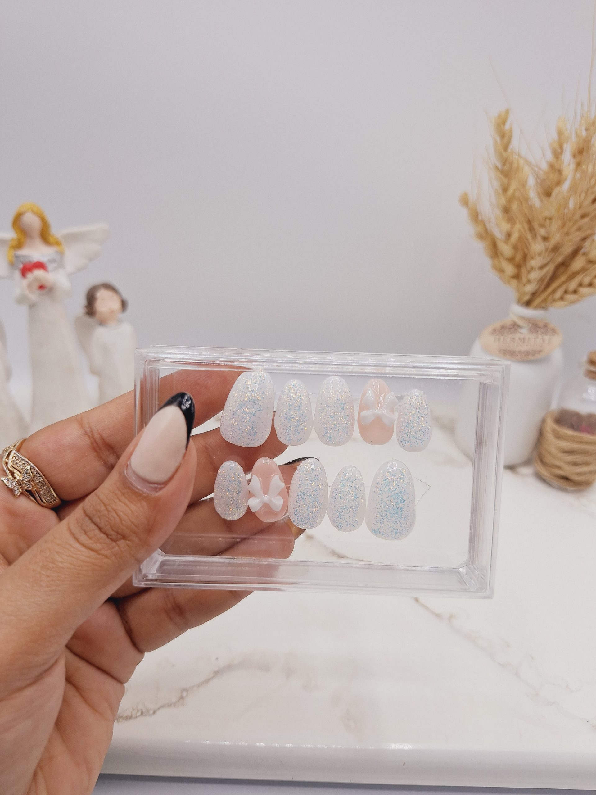 ناخن مصنوعی با مواد کاشت مدل پاپیون نقره ای شاین دار (به همراه پک اختصاصی)