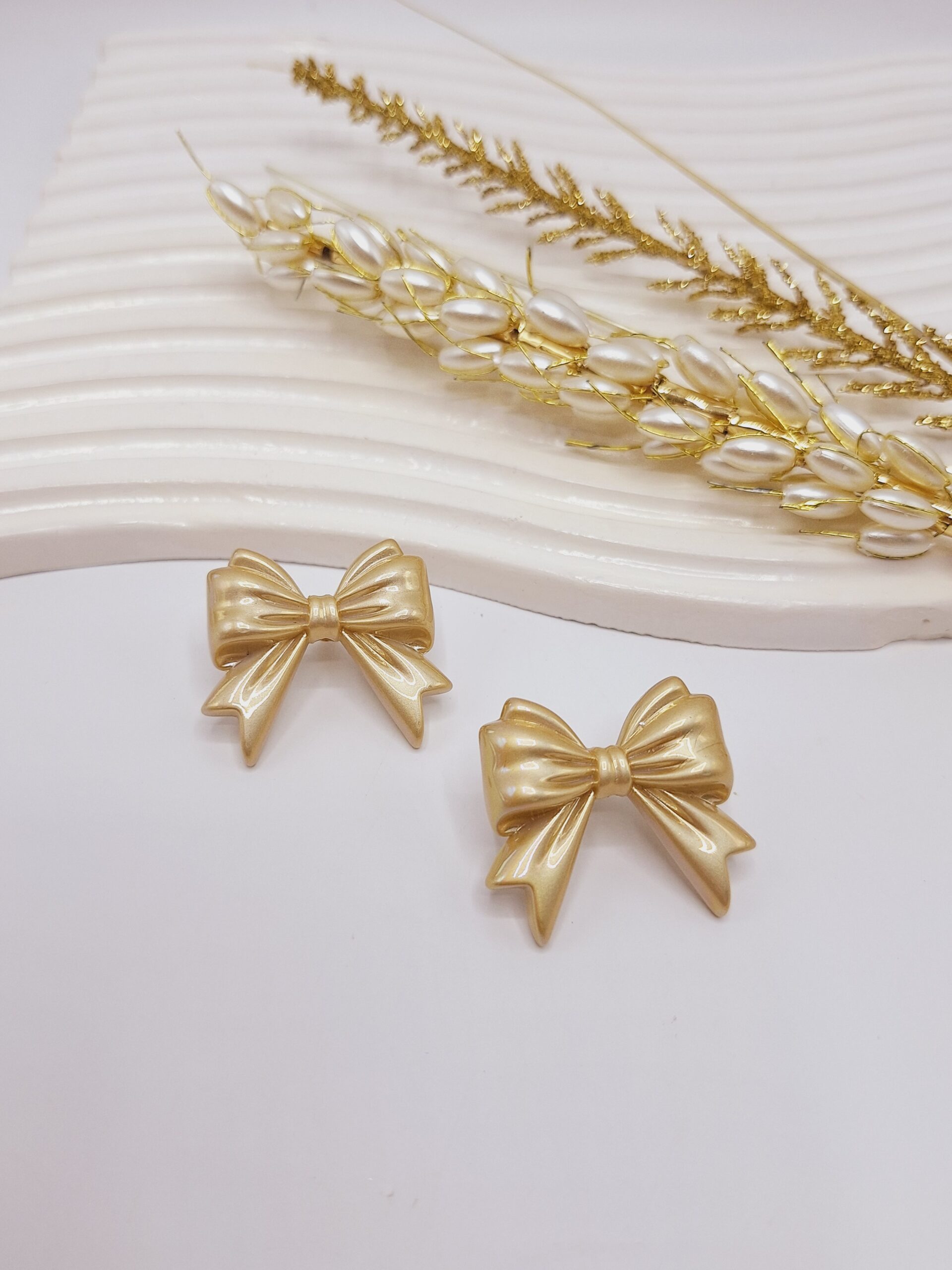 گوشواره آبنباتی طرح پاپیون (کرم)