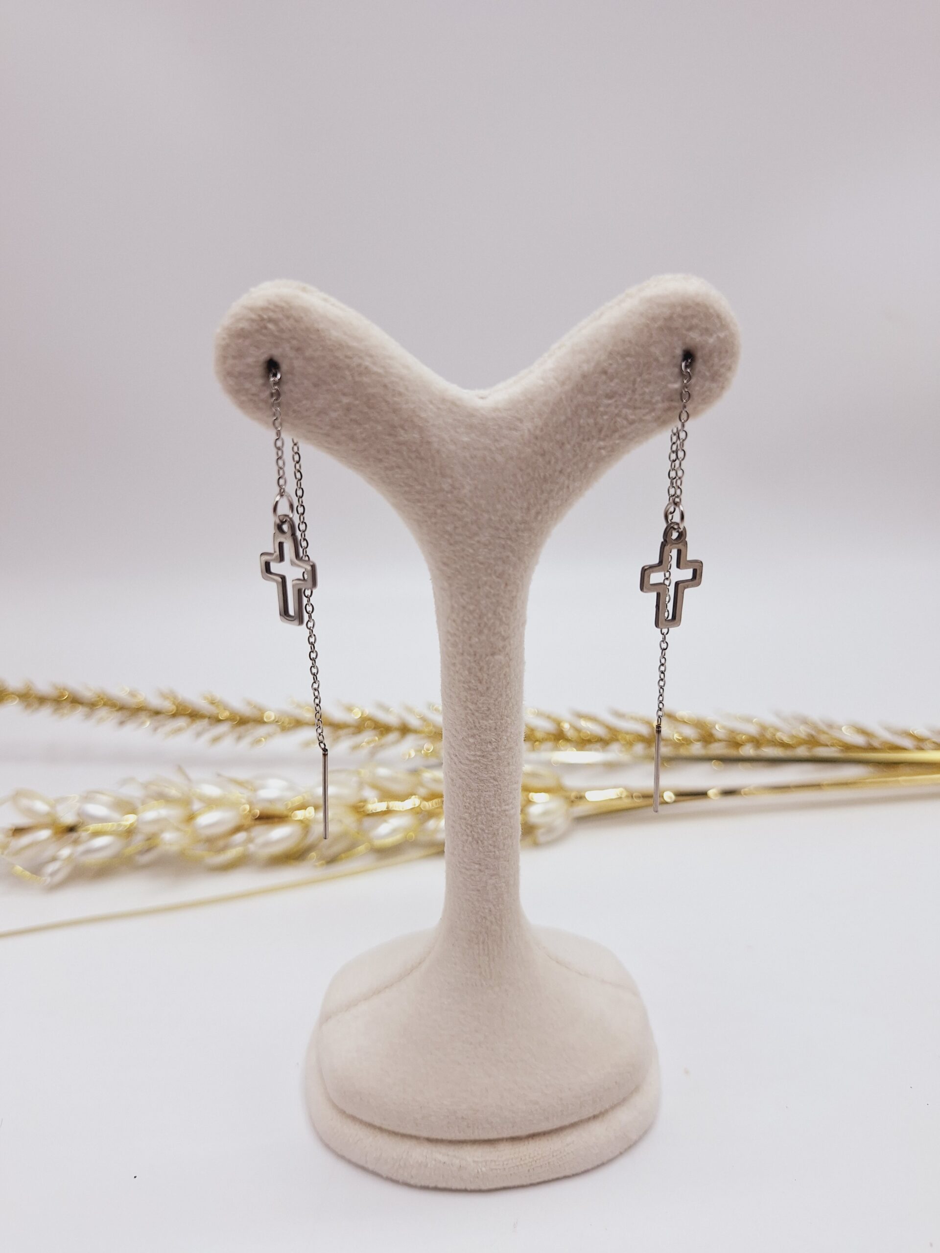 گوشواره بخیه ای طرح صلیب نقره ای