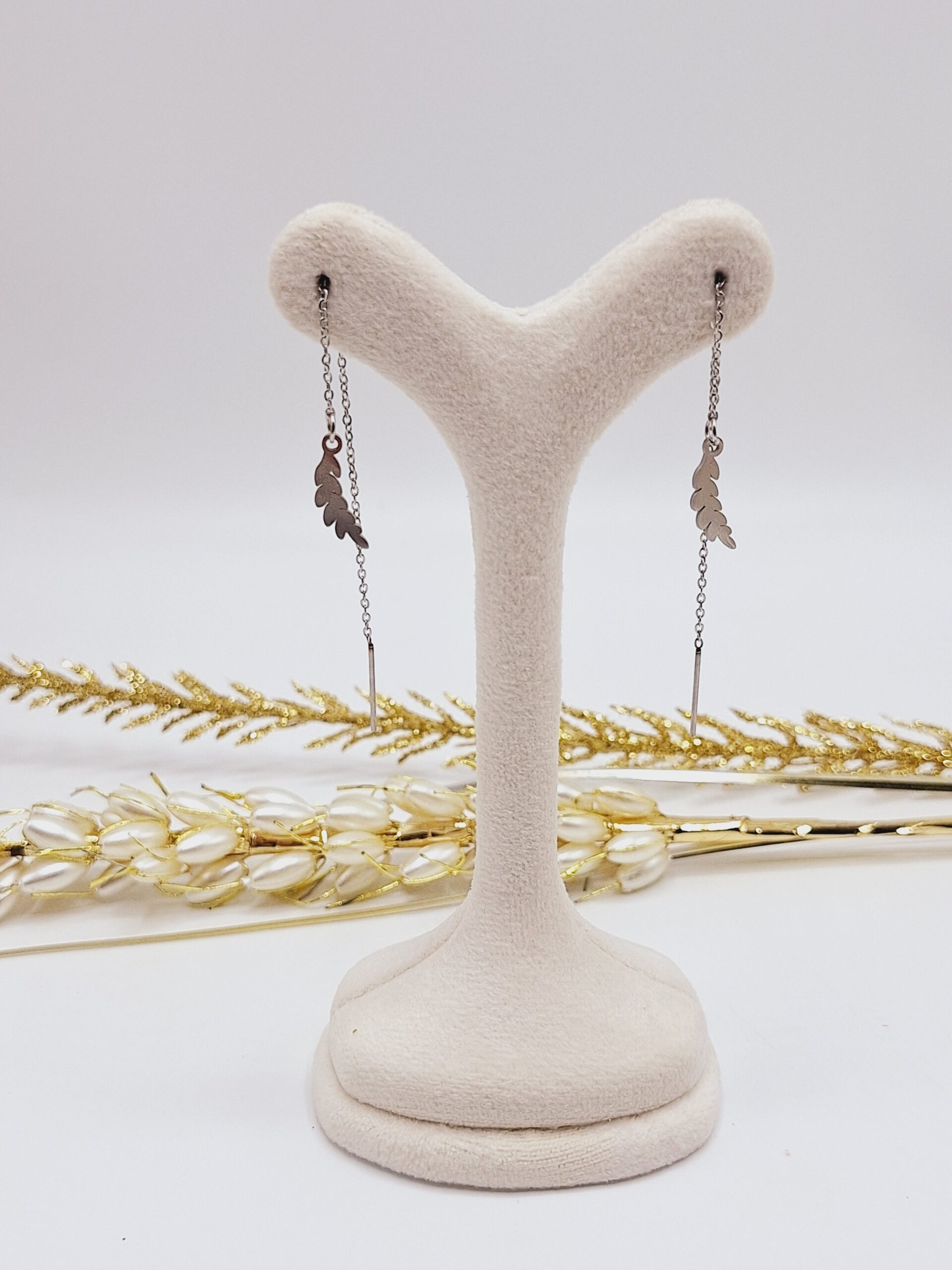 گوشواره بخیه ای طرح برگ نقره ای