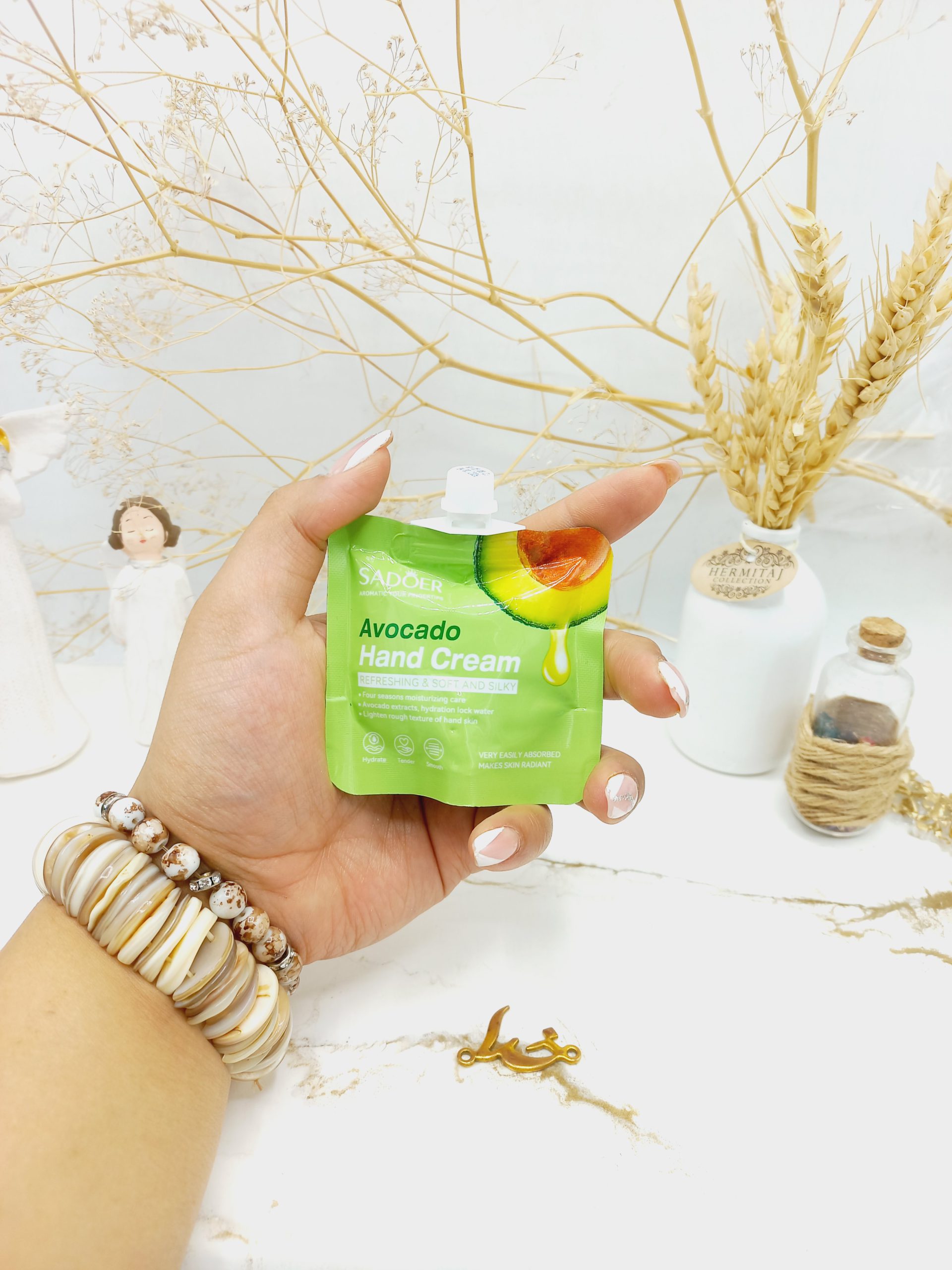 کرم نرم کننده دست آواکادو برند سادور SADOER کد SD96598