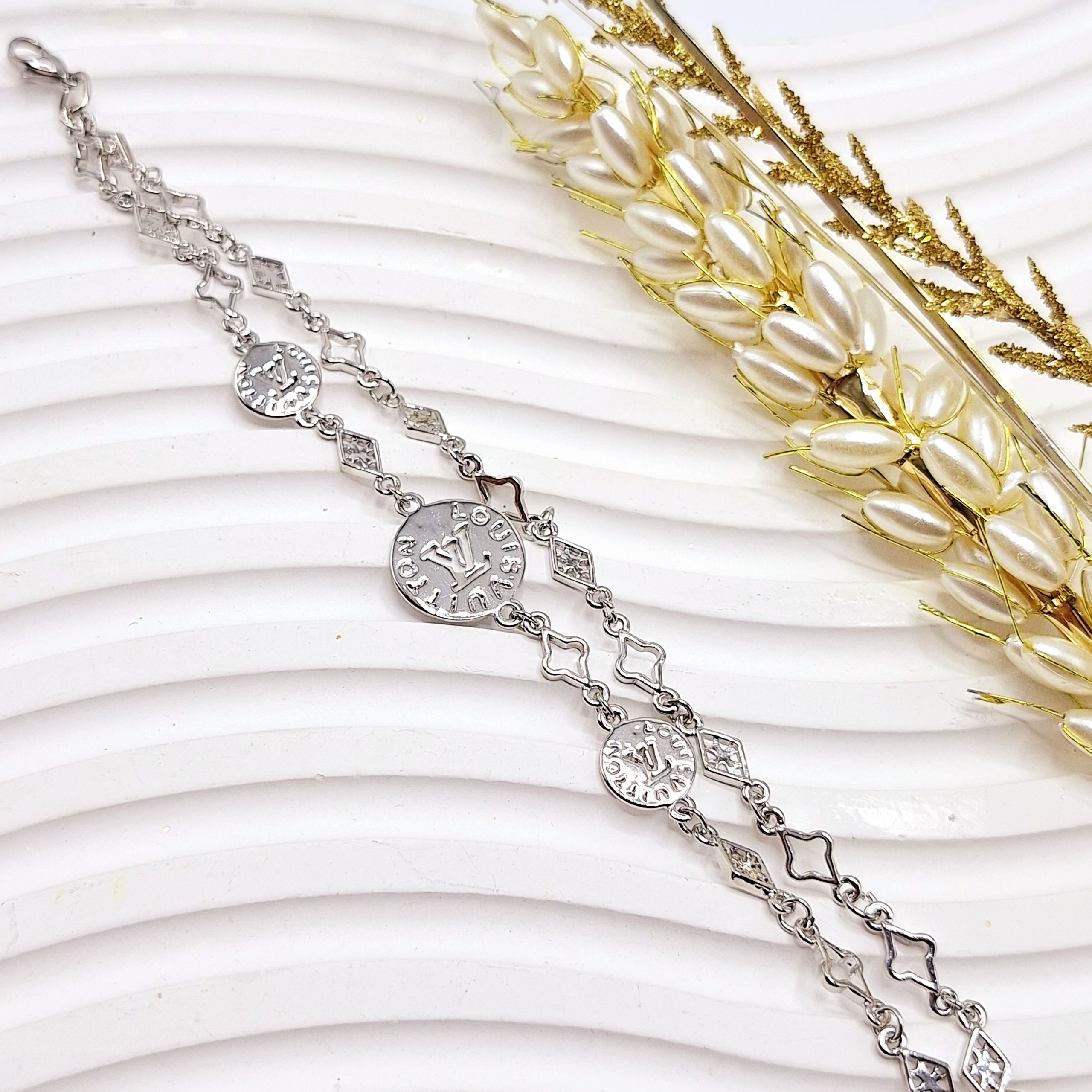 دستبند دو لاین سکه ای برند لویی ویتون نقره ای رنگ ثابت استیل