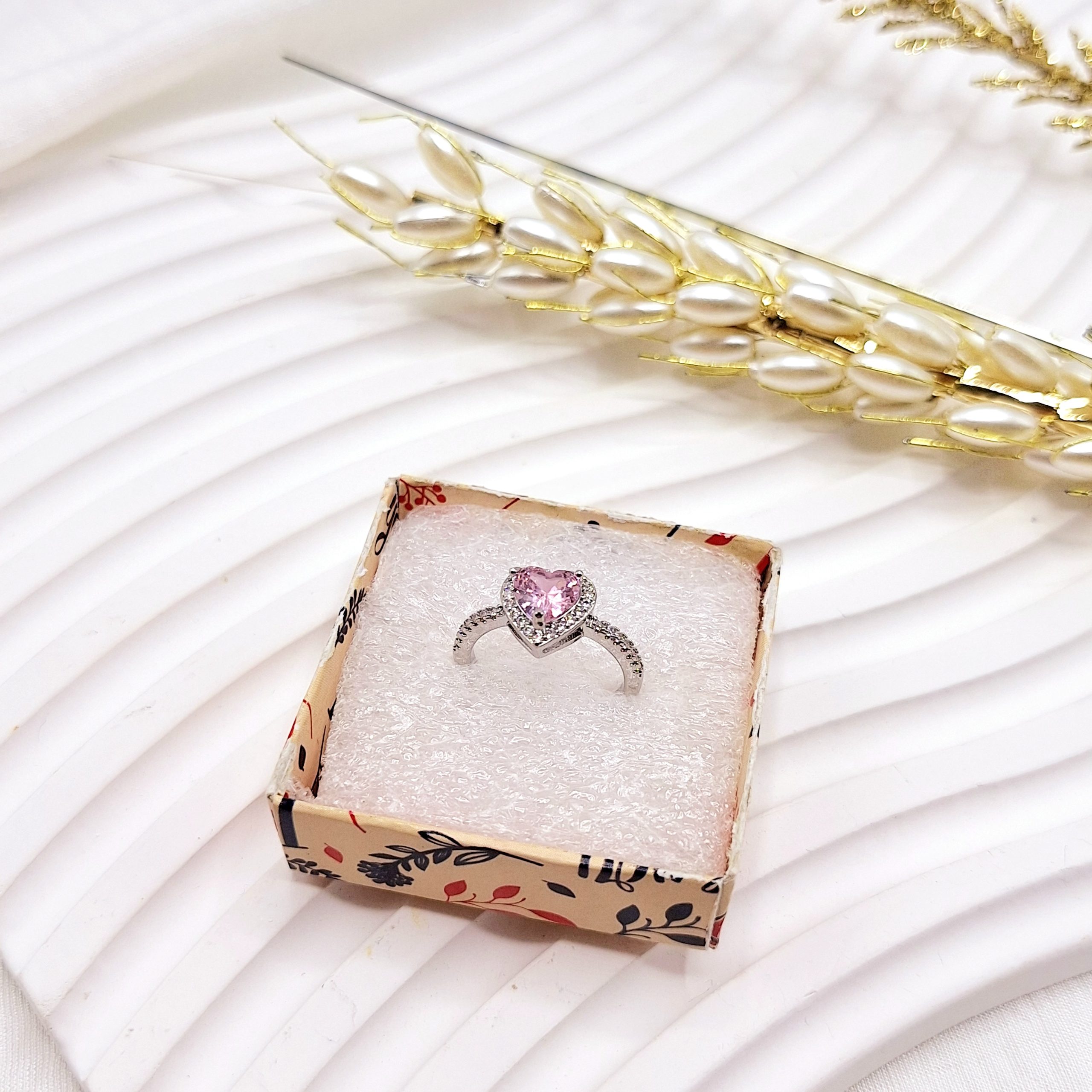 انگشتر پینترستی طرح قلب صورتی فول نگین