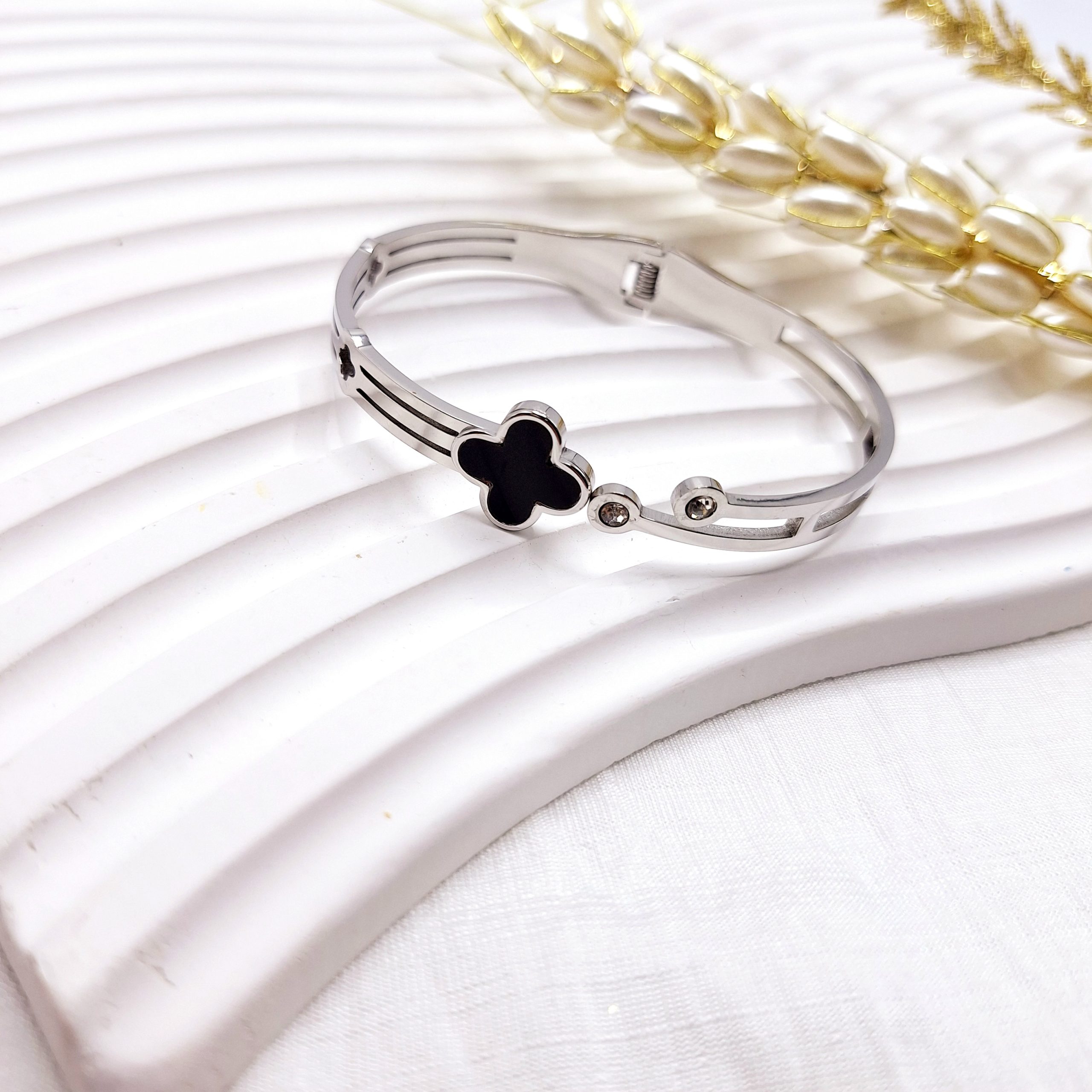 دستبند نقره ای شاخه ای طرح ونکلیف مشکی