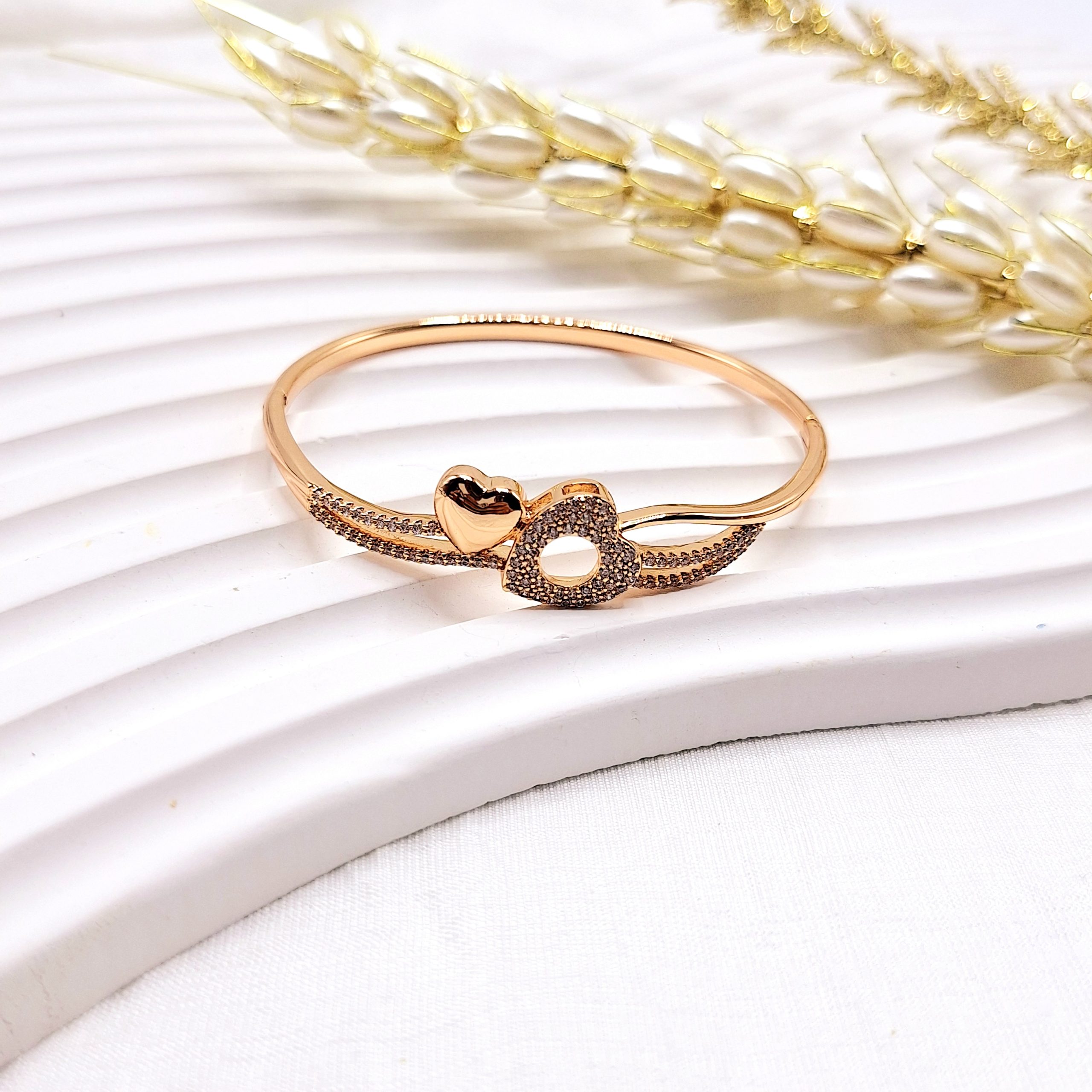 دستبند پینترستی دو شاخه قلب و نگین دایره ای استیل رنگ ثابت طلایی