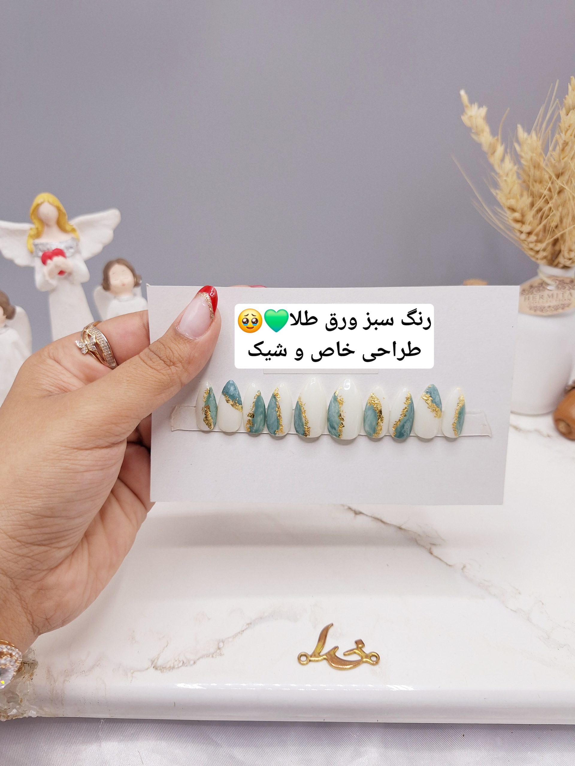 ناخن مصنوعی با مواد کاشت درجه ۱ رنگ سفید و سبز با روکش ورق طلا (به همراه پک اختصاصی)