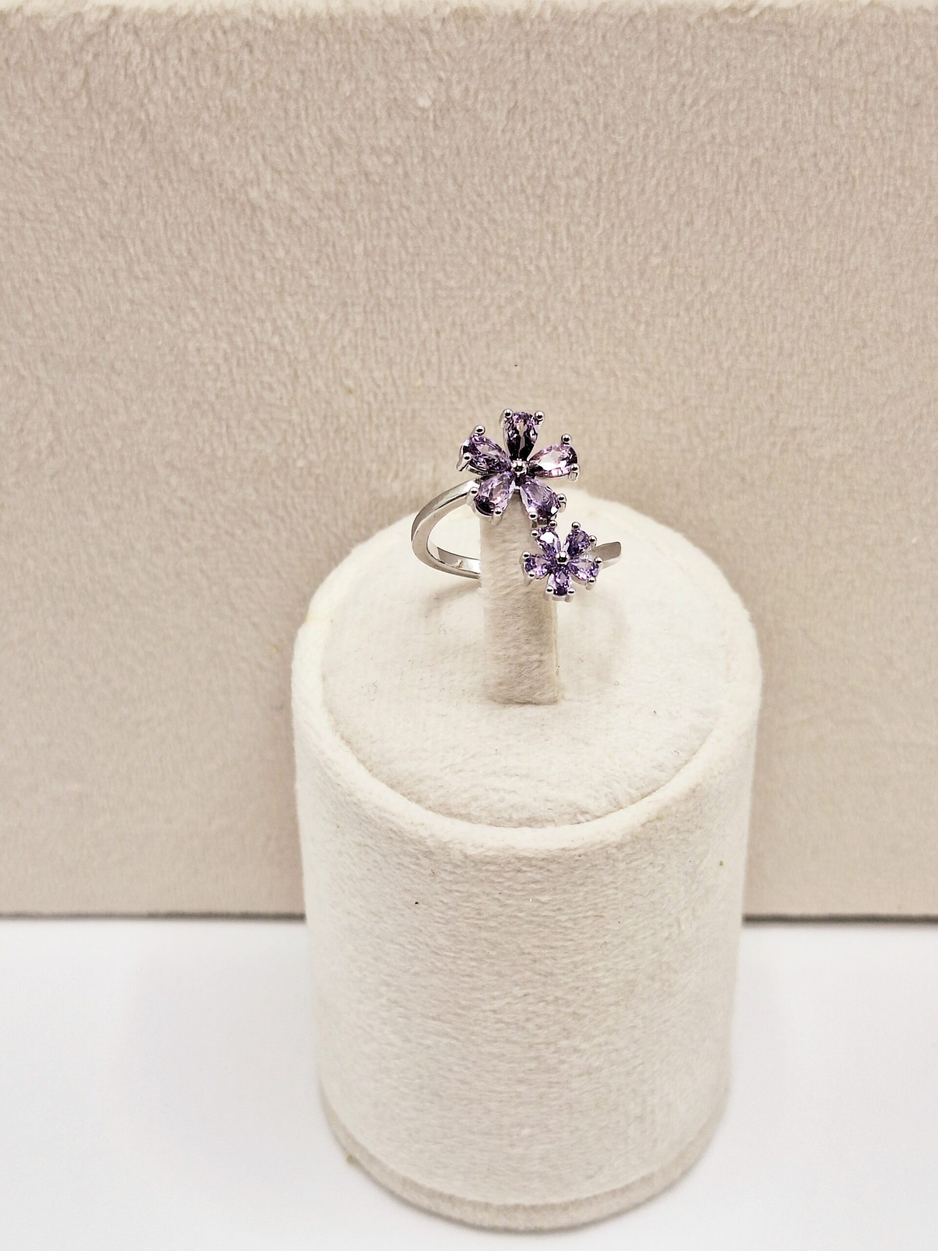 انگشتر جواهری طرح گل بنفش نگین دار فری سایز