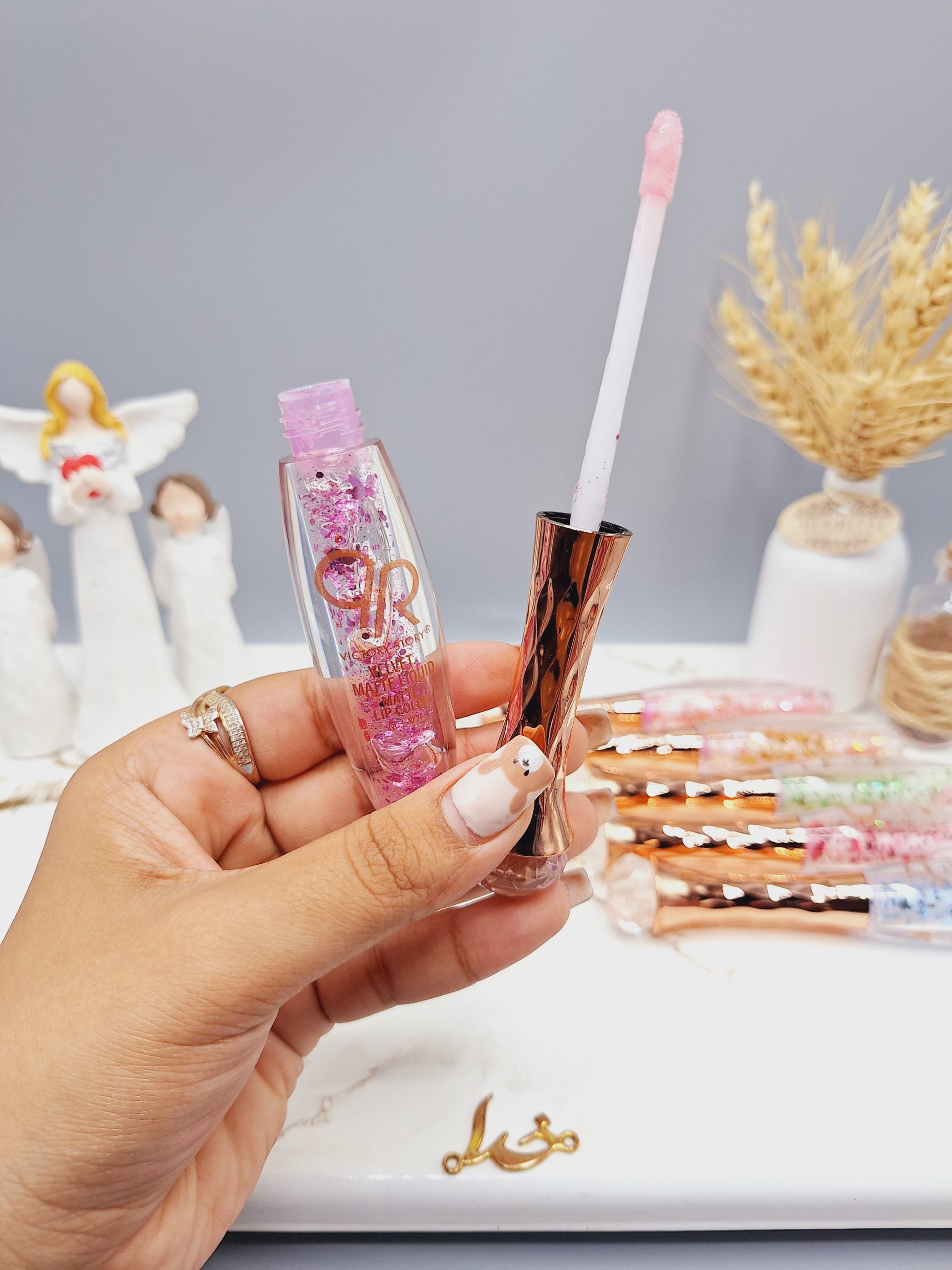 لیپ گلاس گلیتری طرح پیچک سر الماسی برند VICTORY STORY کد 1227