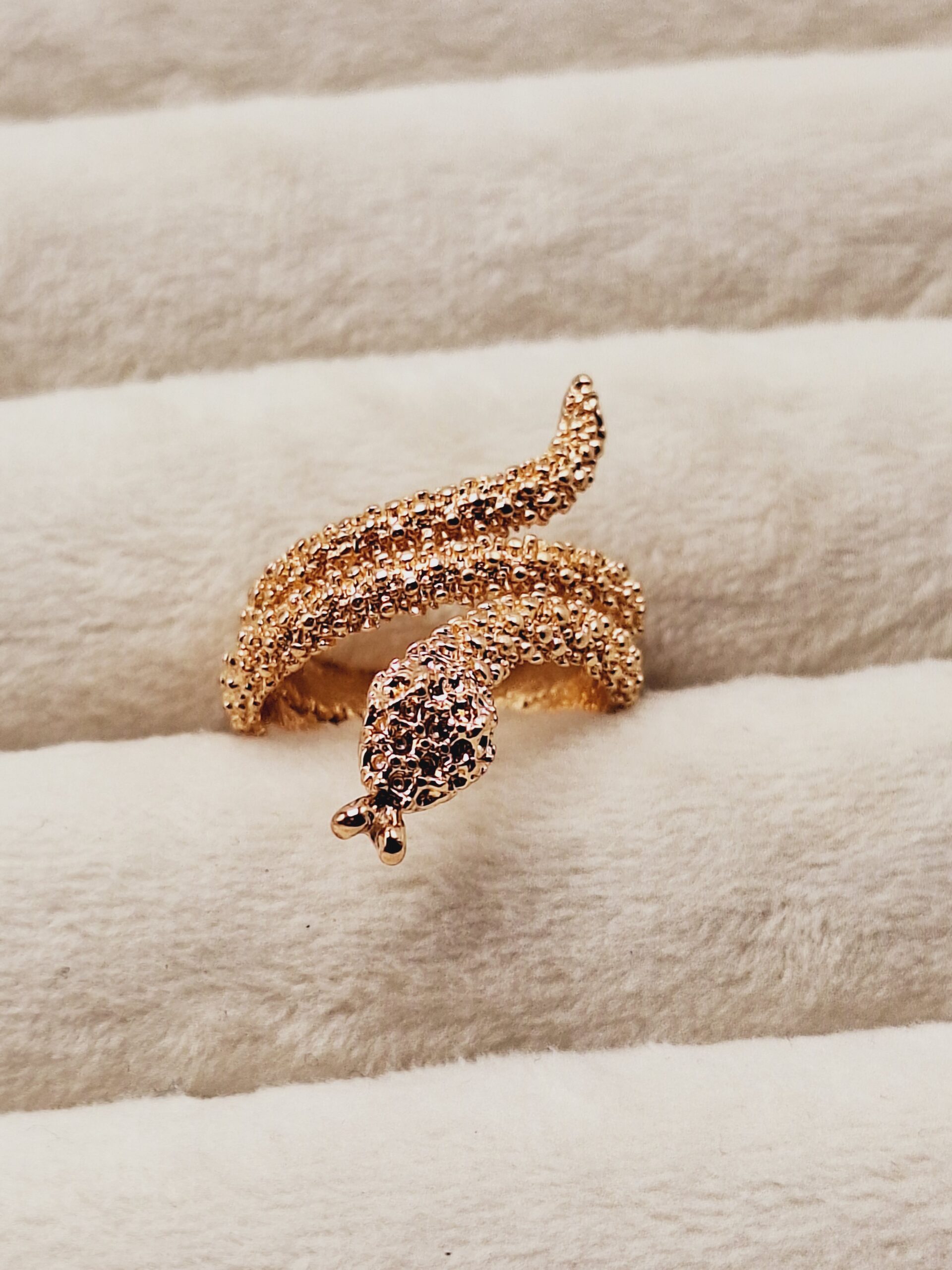 انگشتر برجسته طرح مار رنگ طلایی