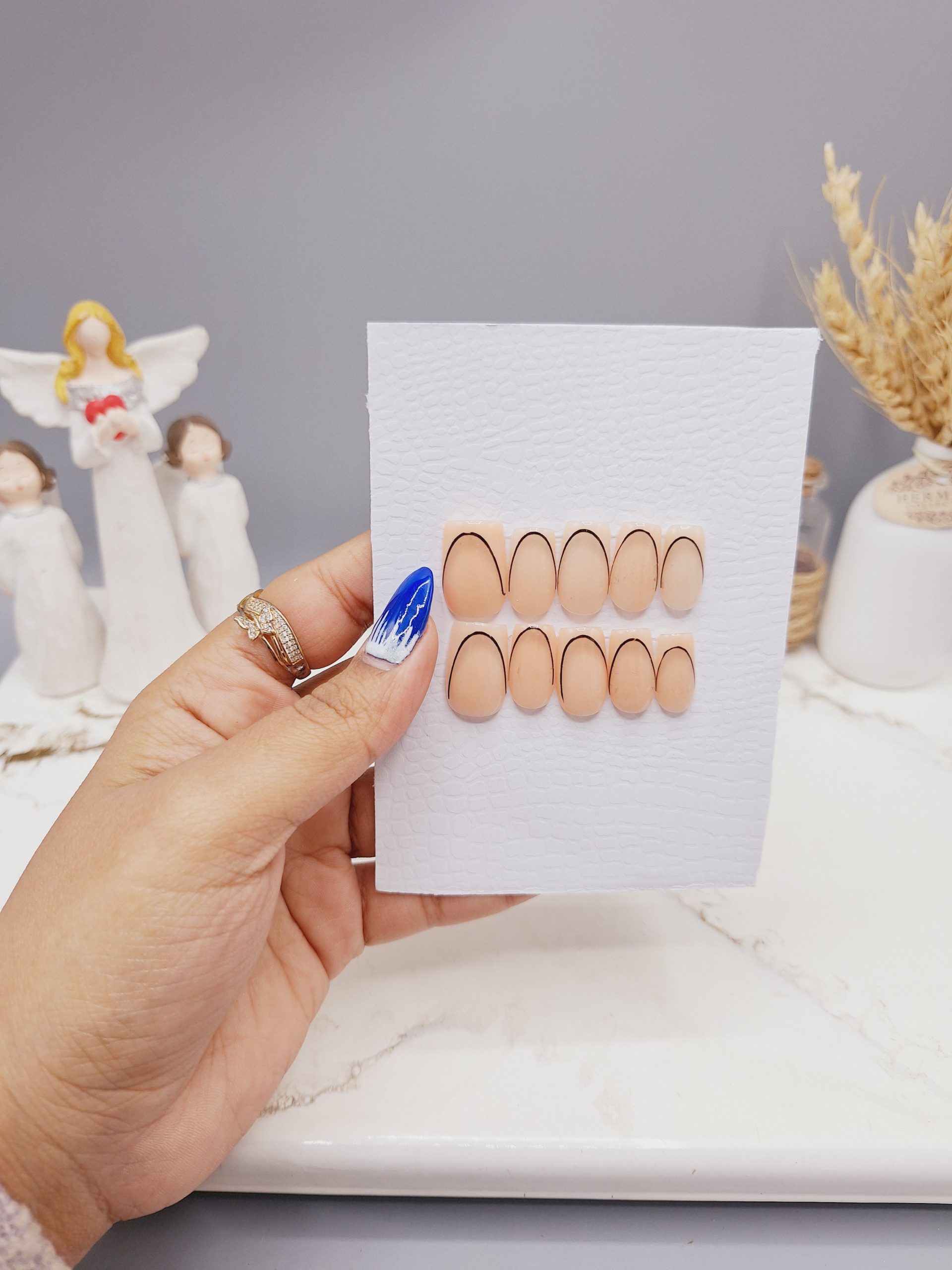 ناخن مصنوعی با مواد کاشت درجه ۱ طرح فرنچ کرم مشکی (به همراه پک اختصاصی)