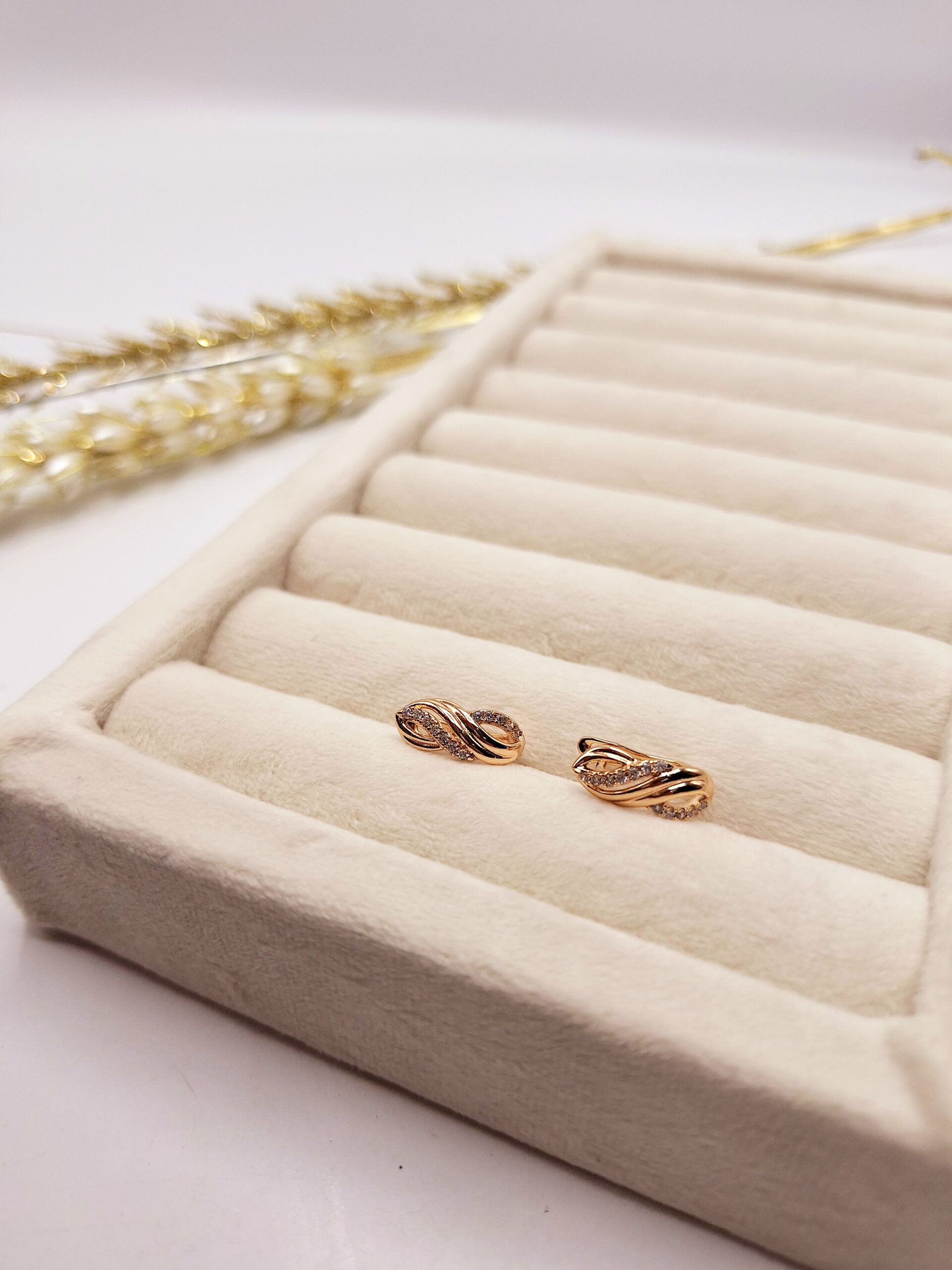 گوشواره طلایی طرح پیچی نگین دار برند ژوپینگ