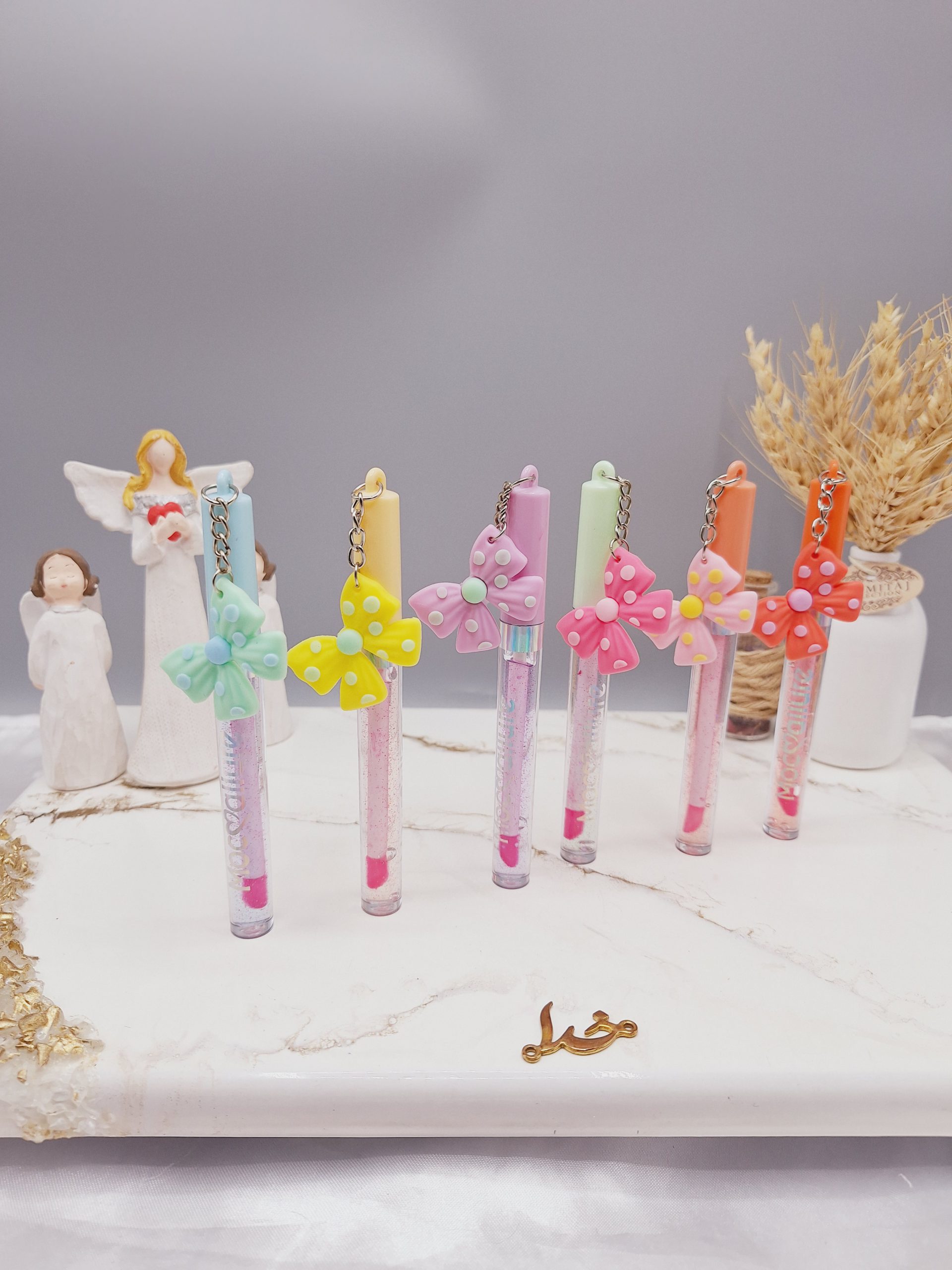 لیپ گلاس شاین دار طرح آویز پاپیون دار برند موکالره کد Moc118