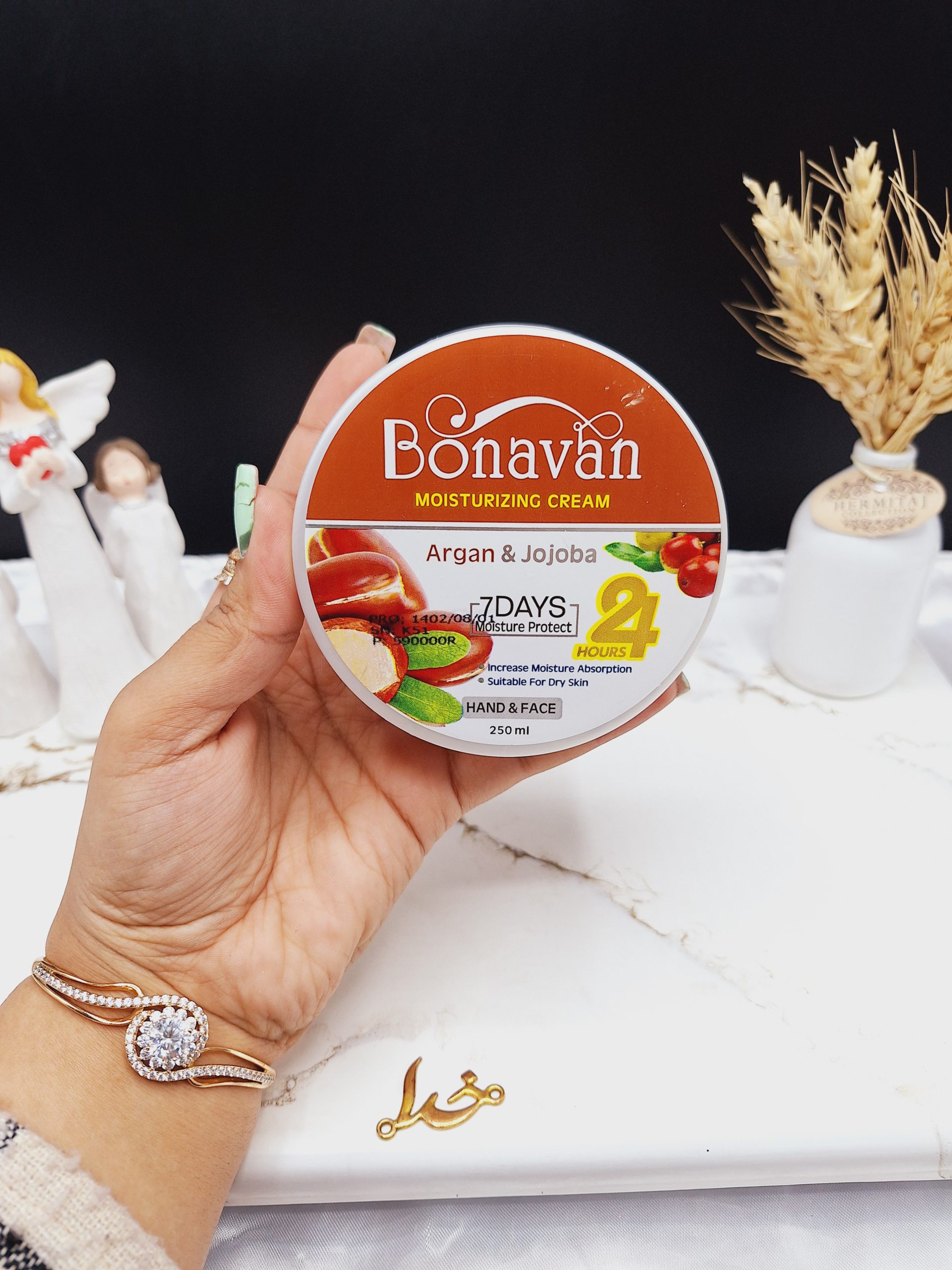 کرم مرطوب کننده کاسه ای دست و صورت رایحه آرگان جوجوبا برند بناوان BONAVAN