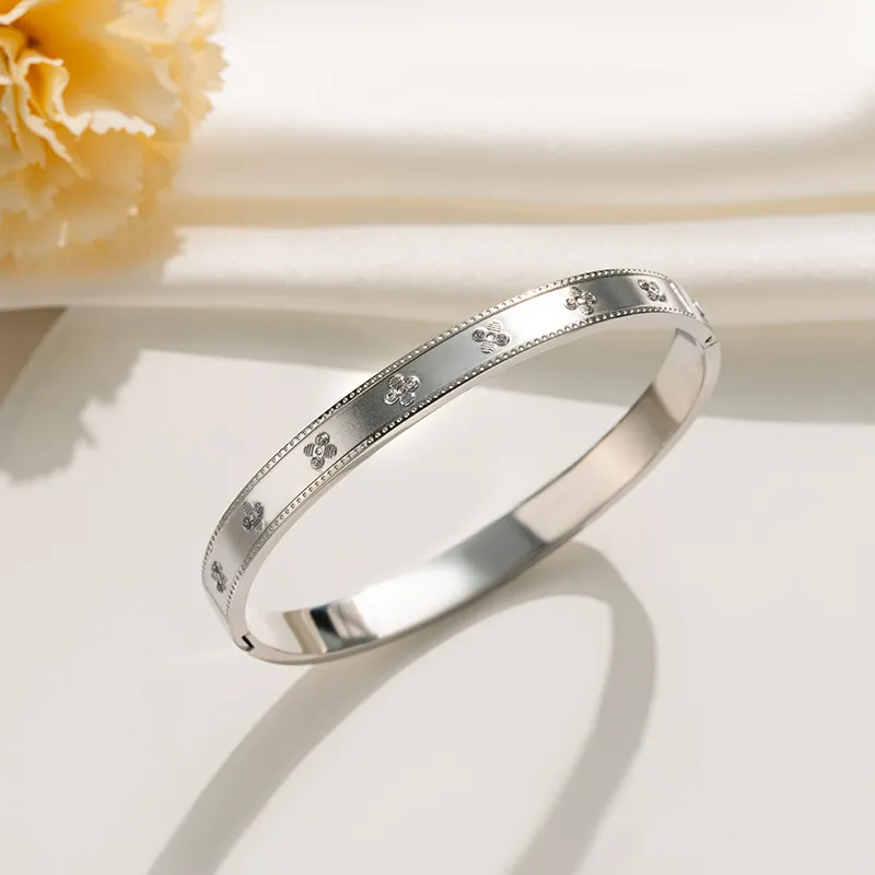 دستبند بنگال نقره ای نگین دار طرح گل استیل