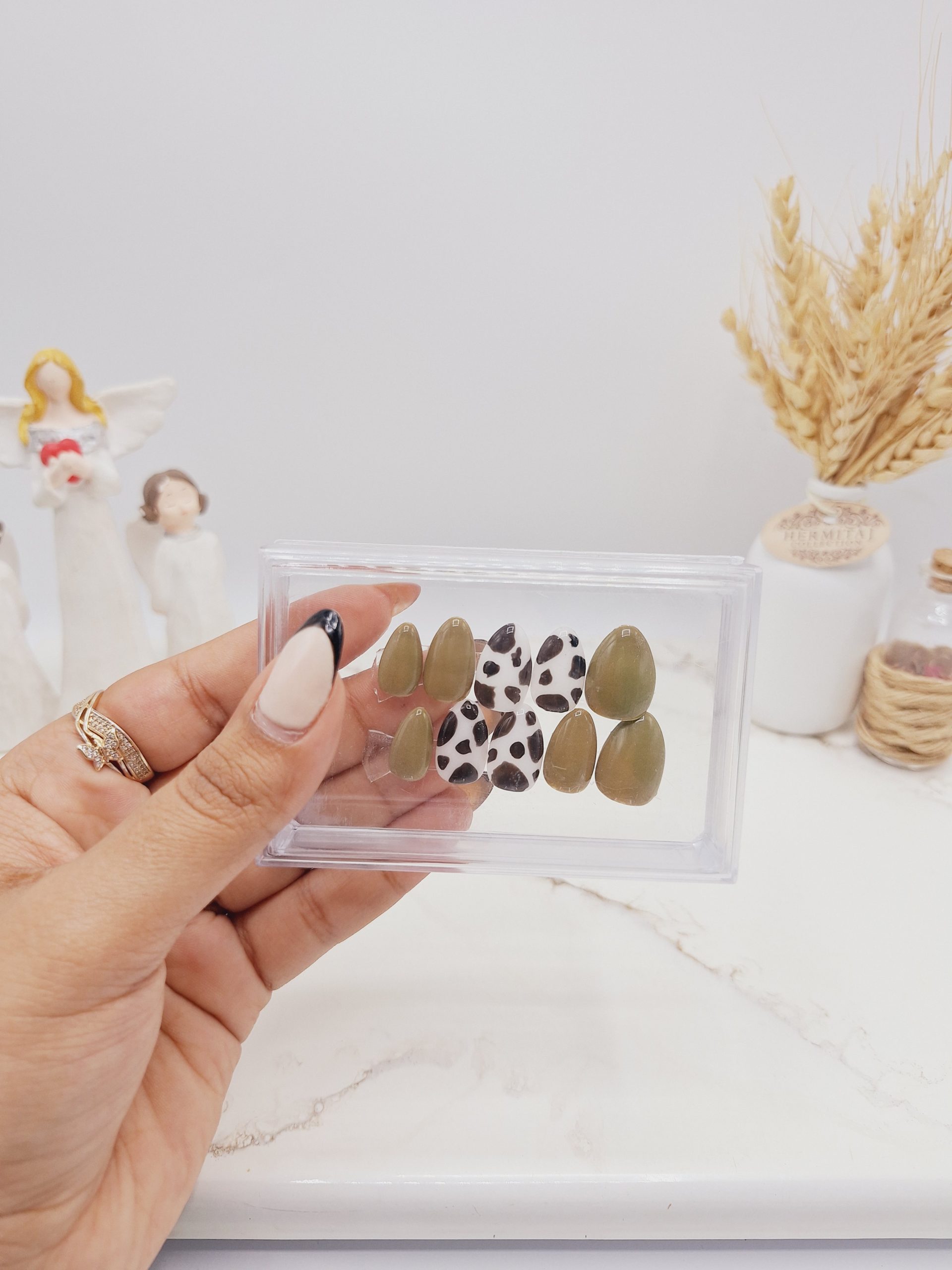 ناخن مصنوعی با مواد کاشت مدل گاوی رنگ سبز (به همراه پک اختصاصی)