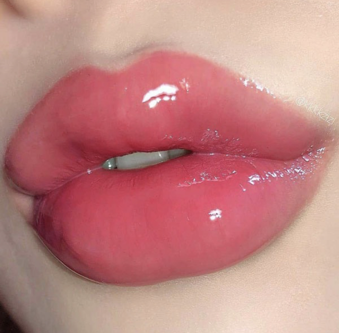 برق لب شاینی صورتی با تقویت کننده لب حاوی روغن لب آلوئه ورا بسیار خوش رنگ برند 3Q beauty کد 899222