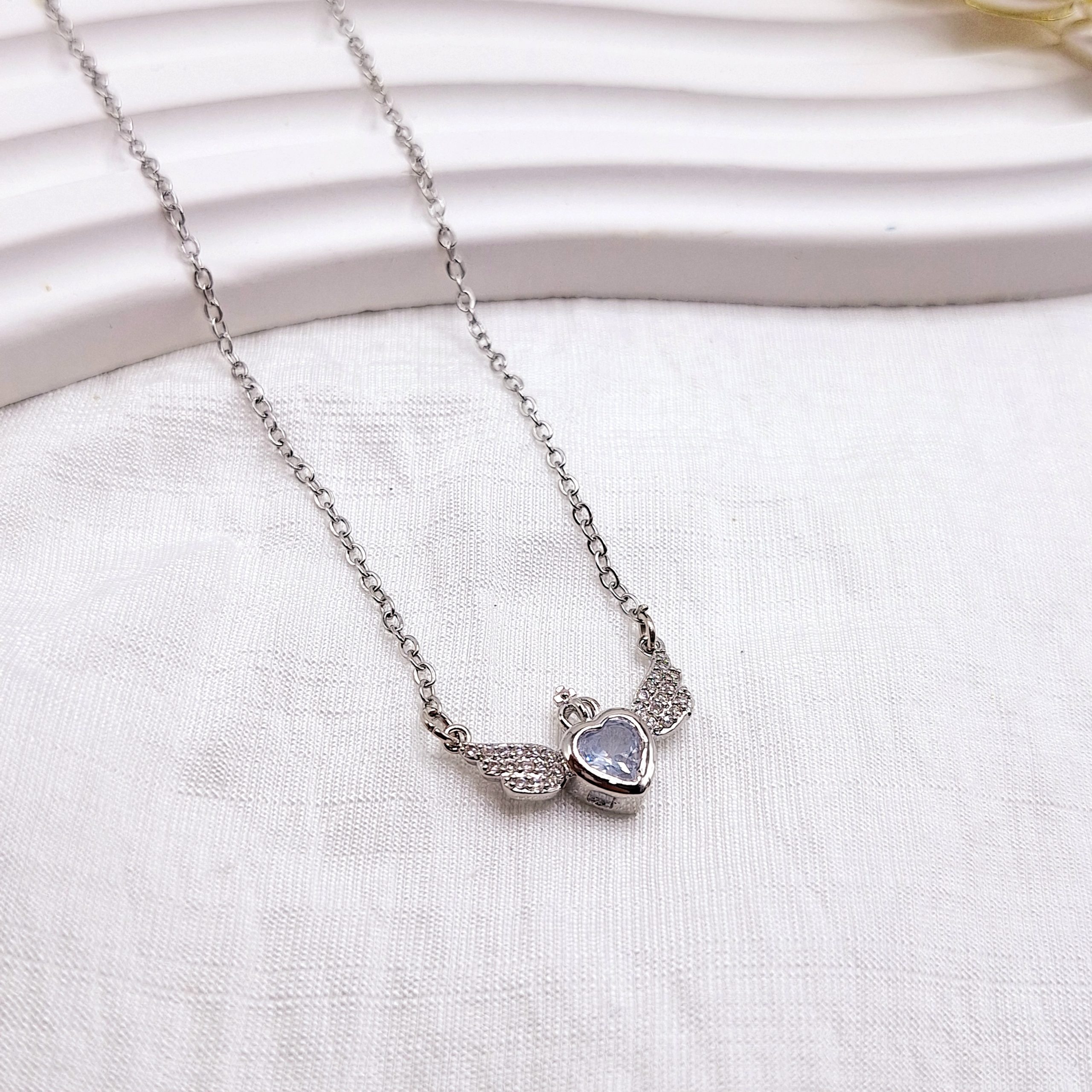 گردنبند زنانه طرح قلب و پر رهایی فول نگین استیل