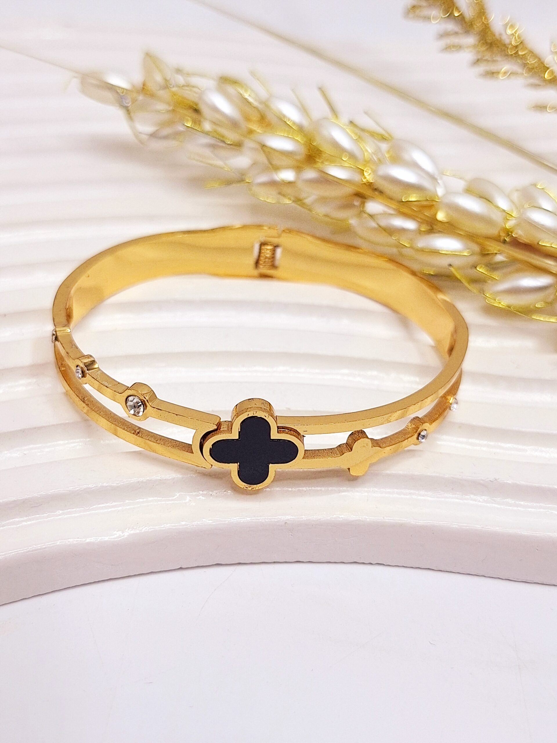 دستبند طلایی طرح تک ونکلیف مشکی نگین دار