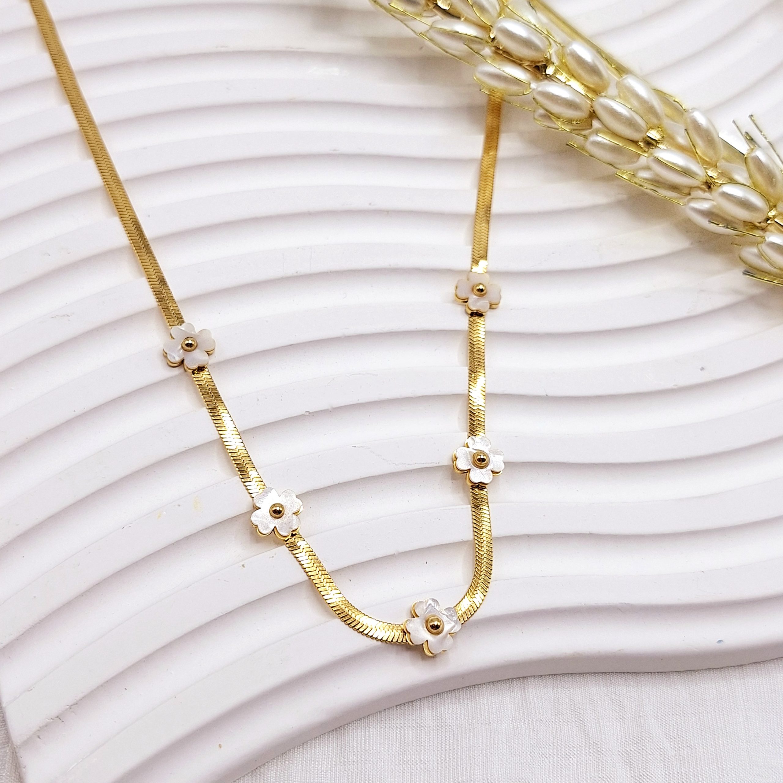 گردنبند ماری طلایی طرح گل سفید استیل