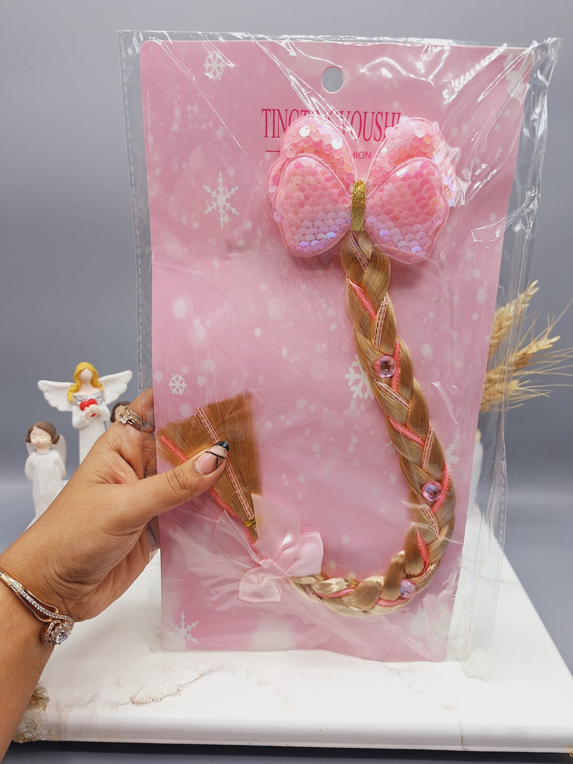 گیره موی دخترانه با موی اکستنشن طلایی طرح پاپیون و نگین