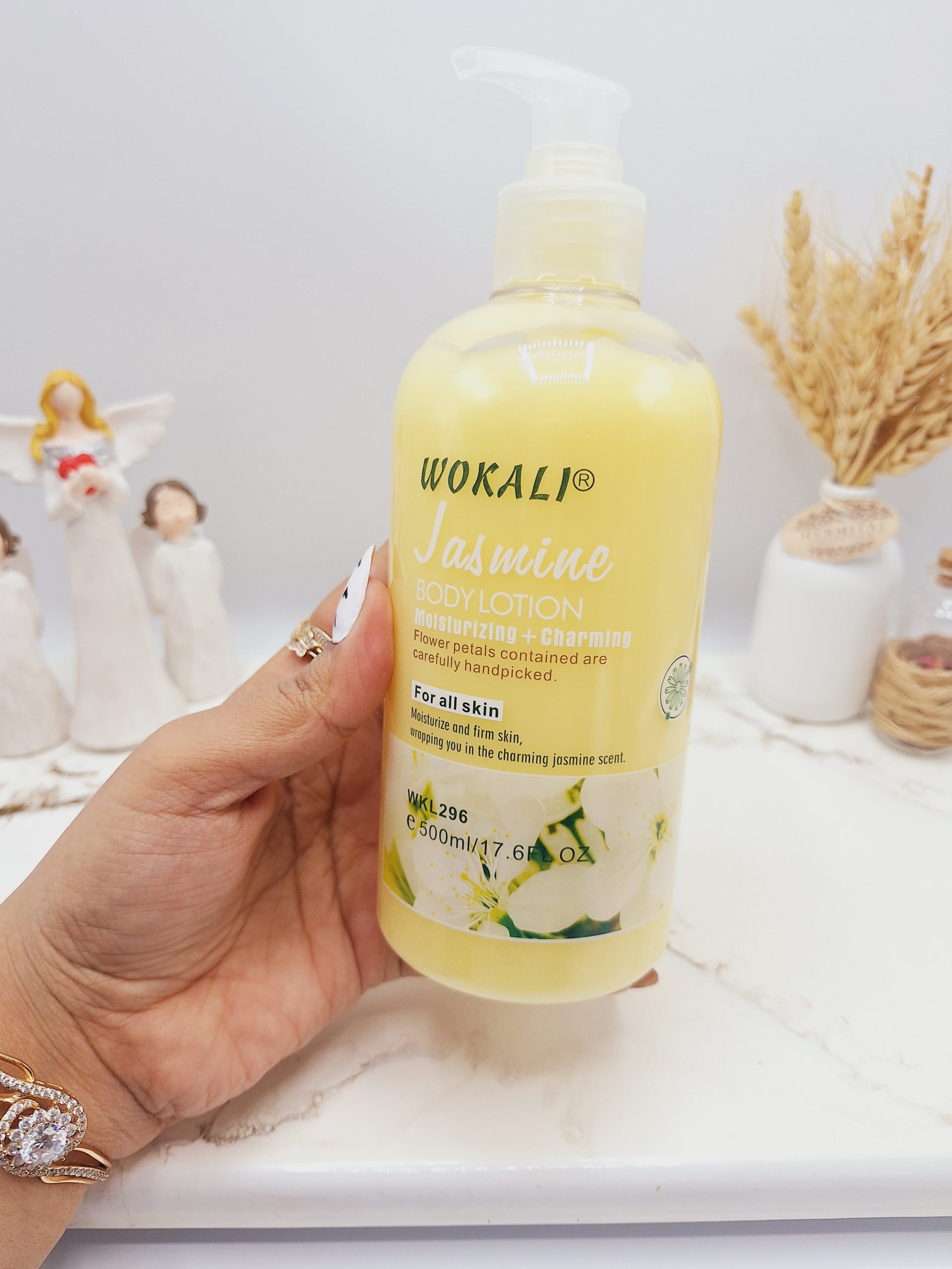 لوسیون روشن کننده و آبرسان رایحه گل شرقی بابونه برند وکالی حجم 500 میل کد WKL296