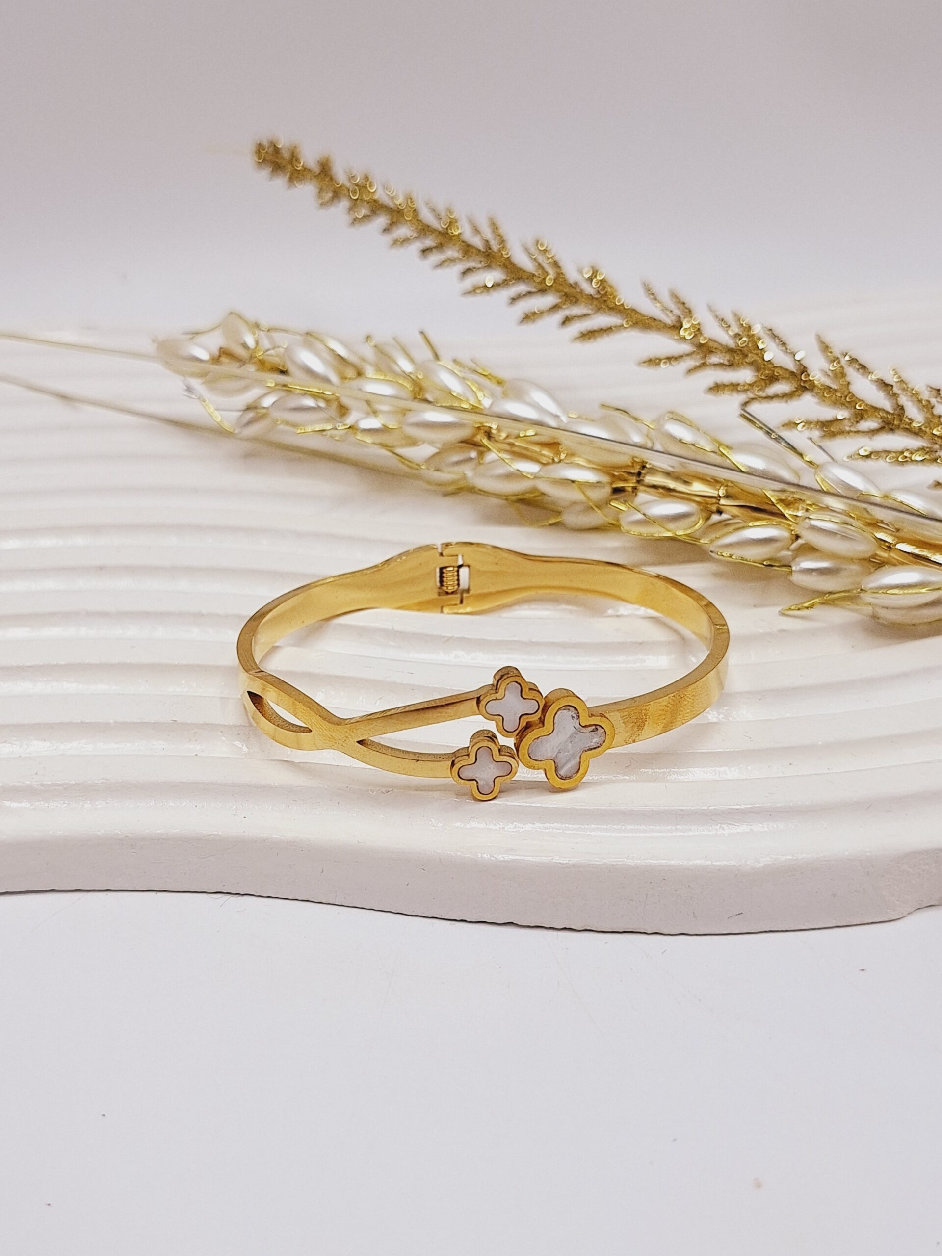 دستبند طلایی طرح 3 ونکلیف سفید