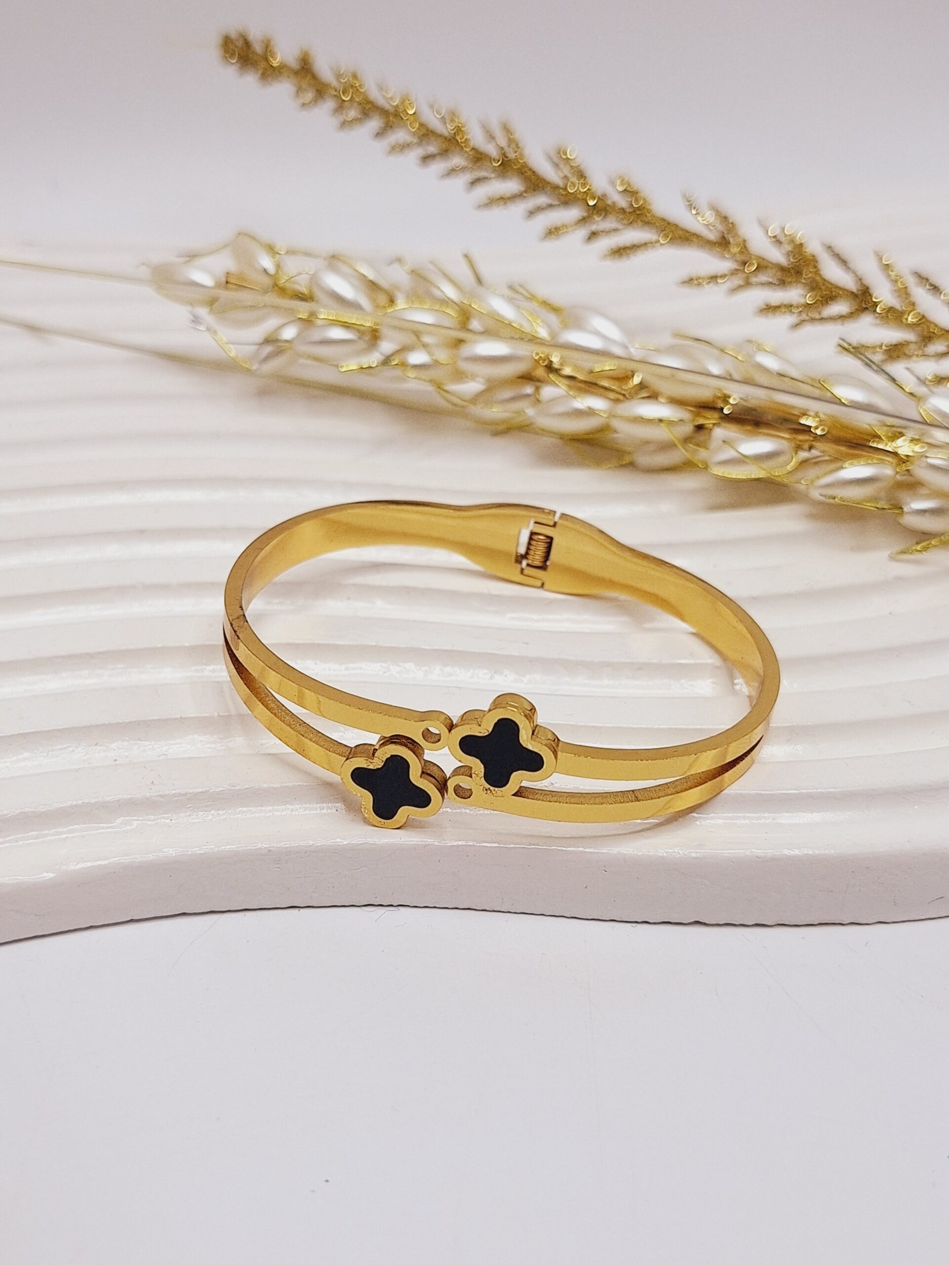 دستبند طلایی طرح 2 ونکلیف مشکی