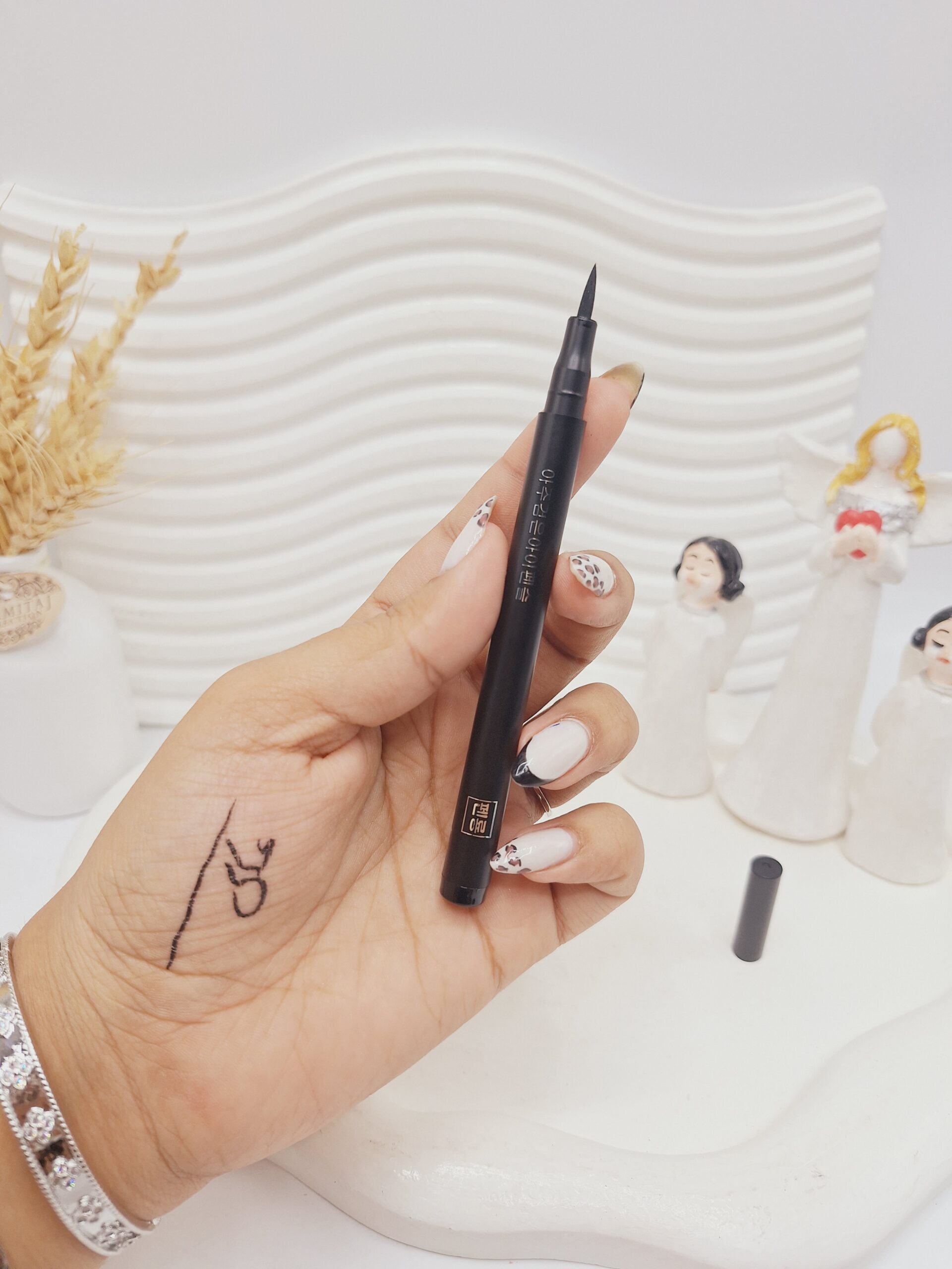 خط چشم مشکی ماژیکی برند چینی