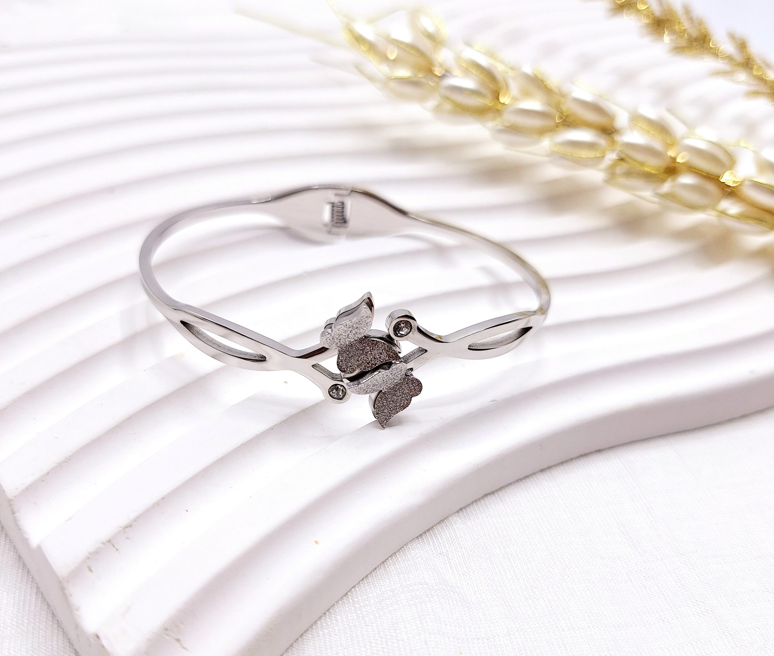 دستبند نقره ای شاخه ای طرح دو پروانه