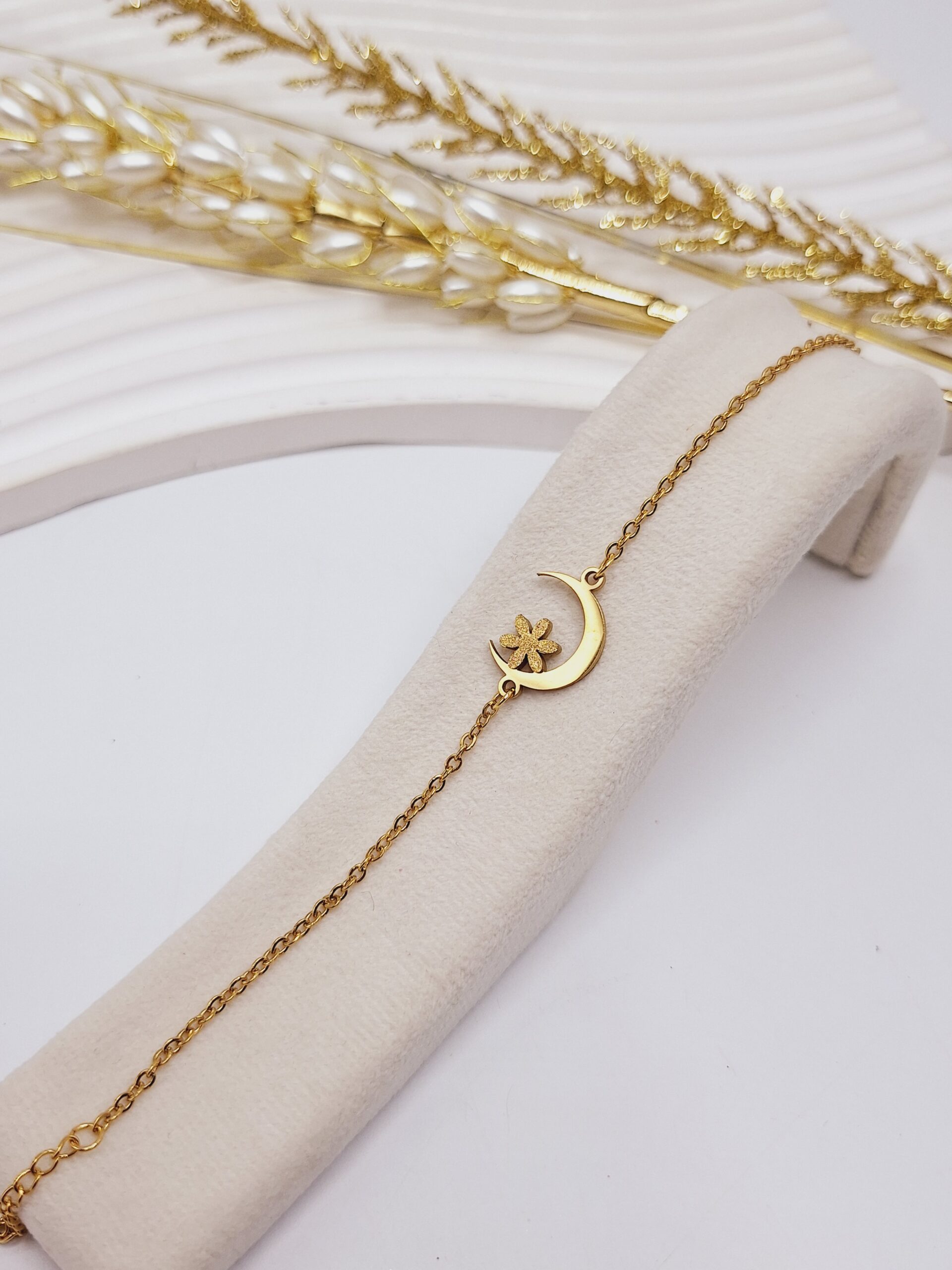 دستبند طرح ماه و گل شنی طلایی