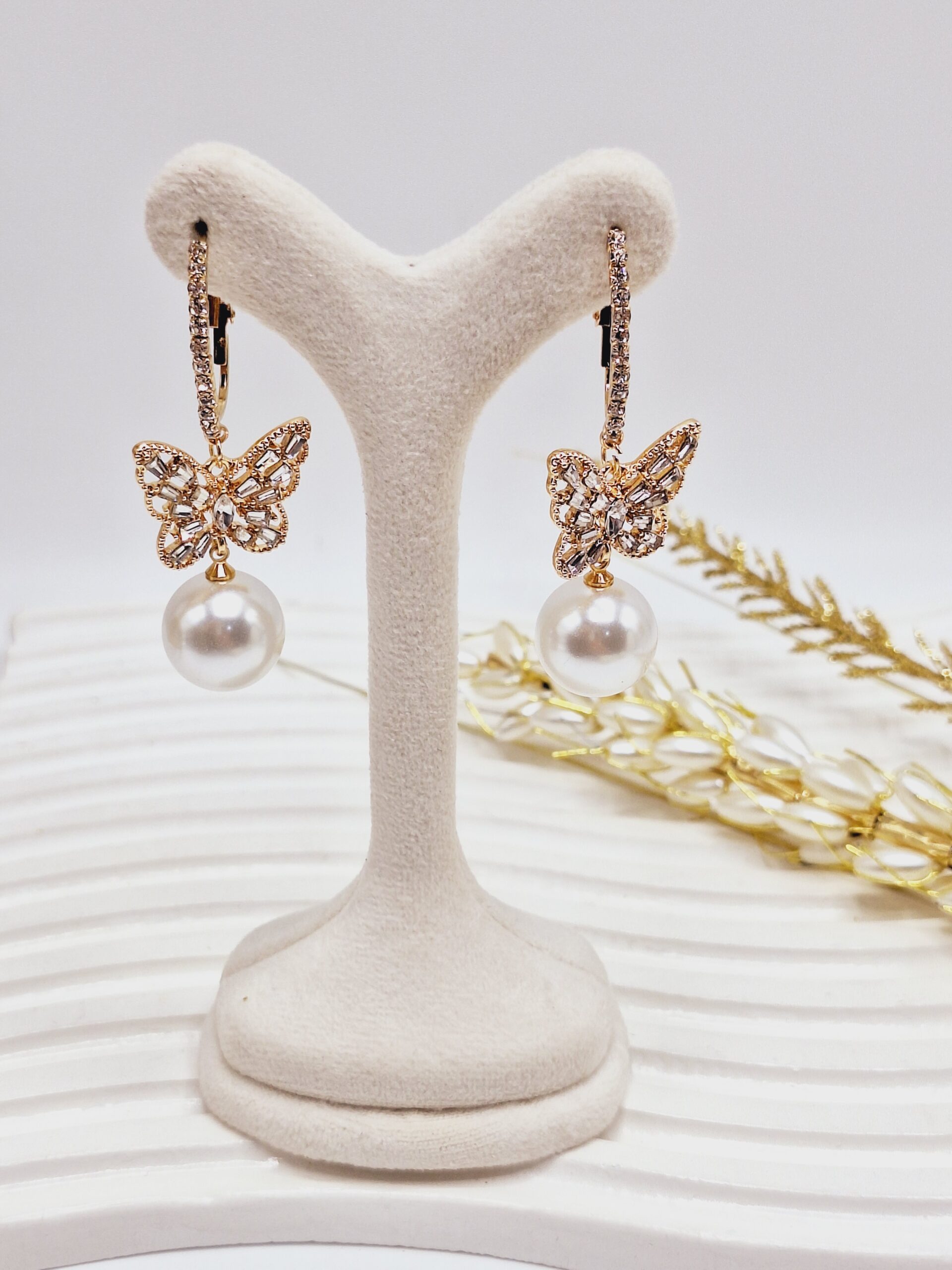 گوشواره نگین دار مدل پروانه مرواریدی آب نقره