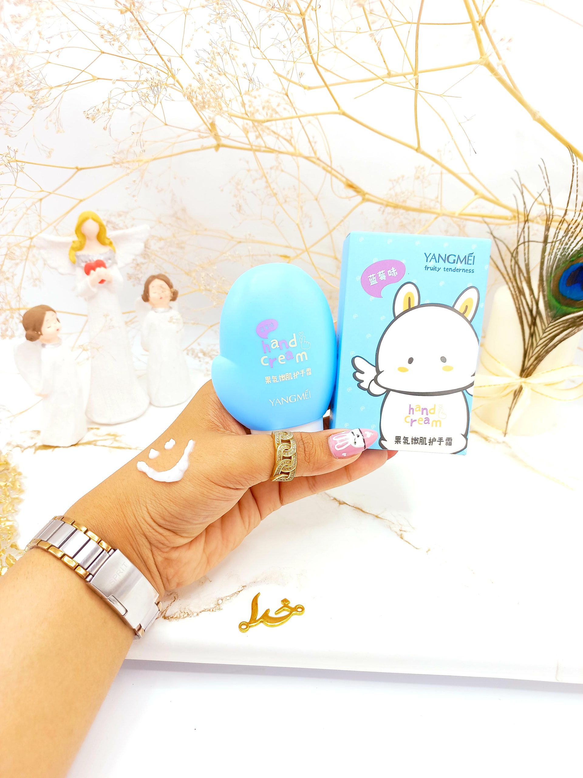 کرم دست مرطوب کننده رایحه بلوبری طرح دست یانگمی کد Ym88943