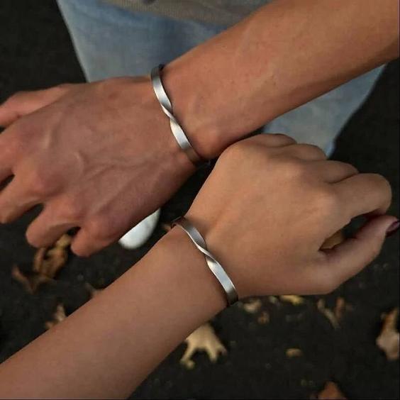 دستبند بنگل مردانه طرح پیچ استیل نقره ای