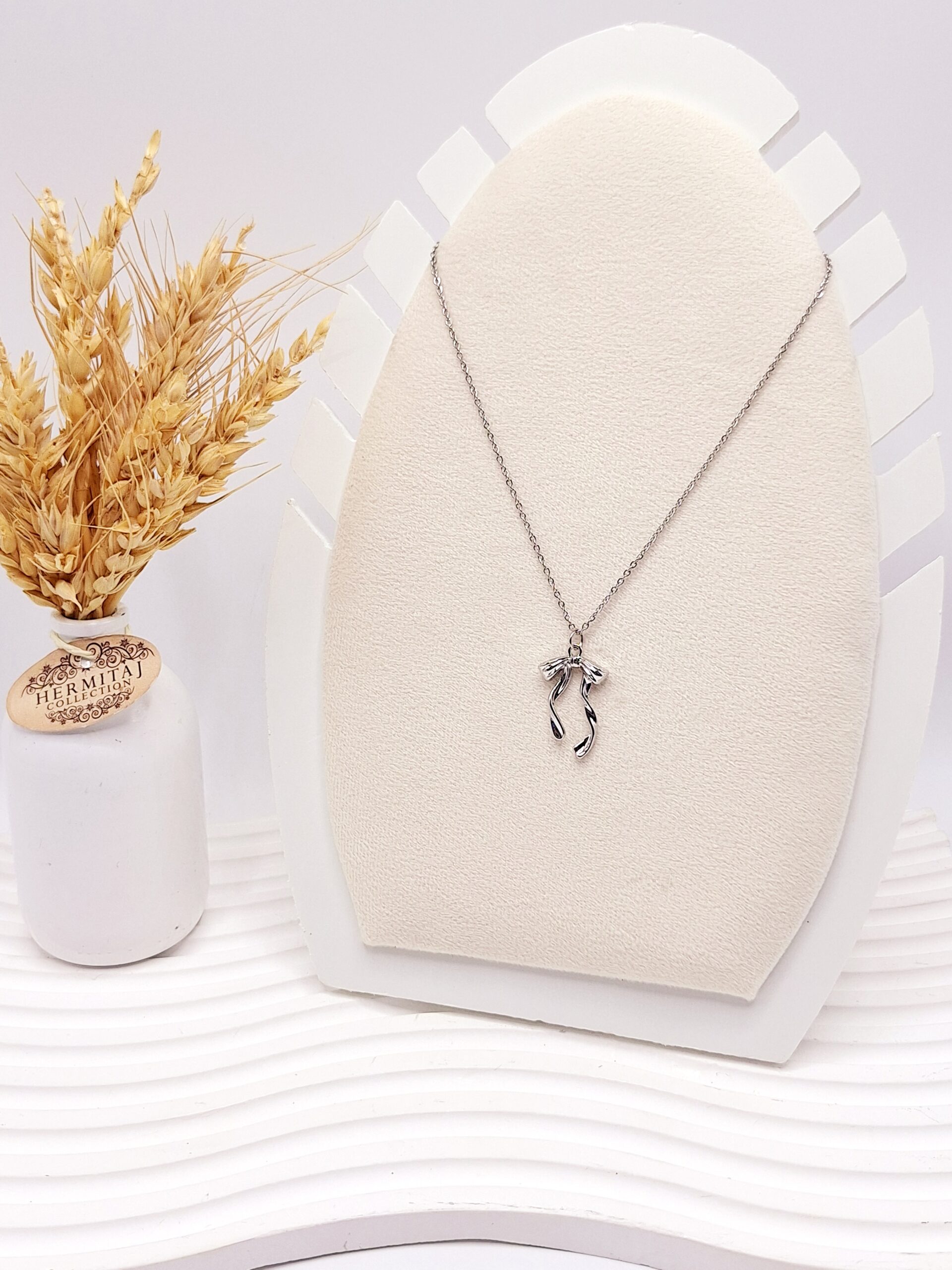 گردنبند پینترستی طرح پاپیون مینیمال نقره ای