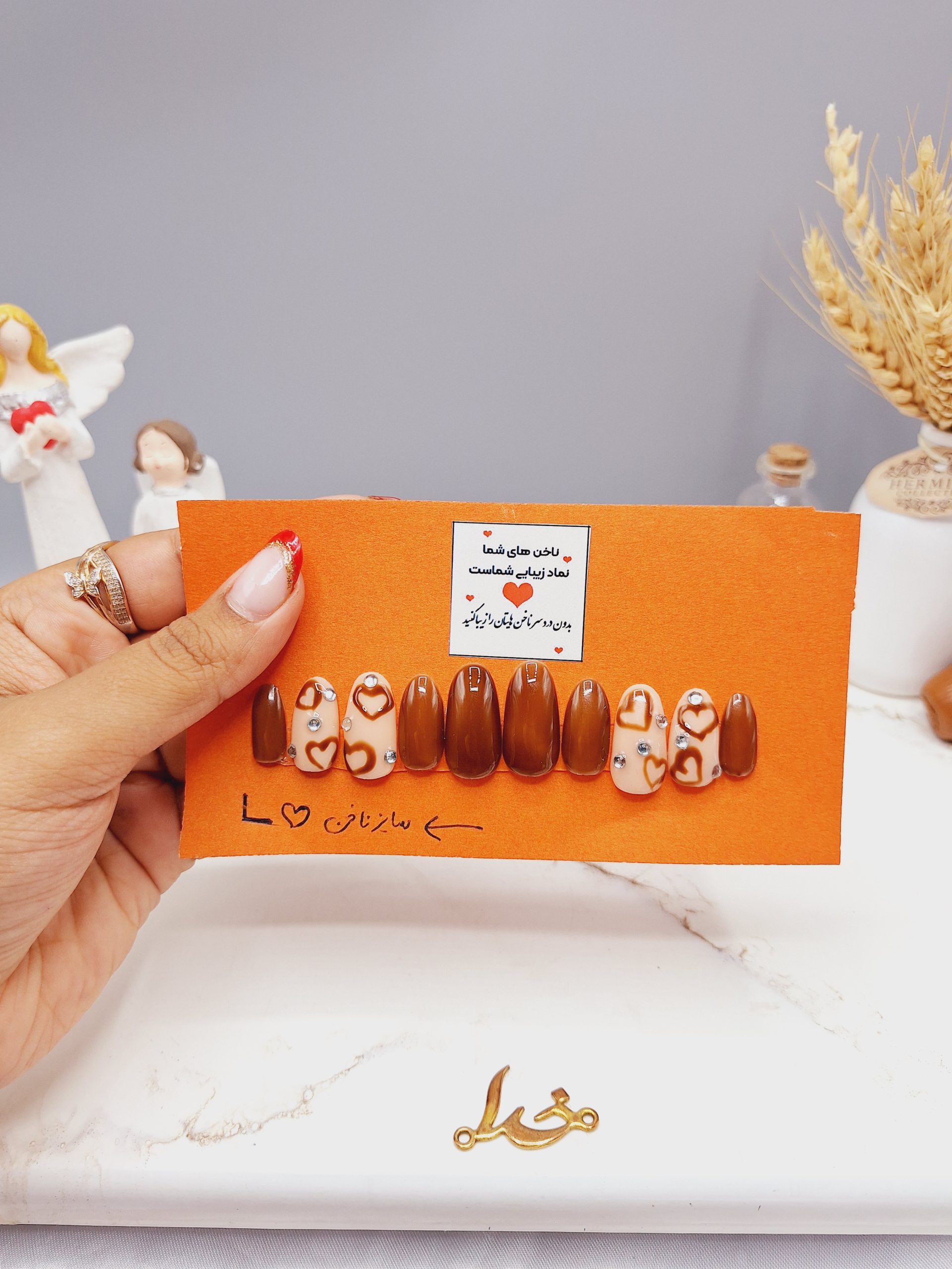 ناخن مصنوعی با مواد کاشت درجه 1 رنگ کرم و قهوه ای طرح قلب نگین دار