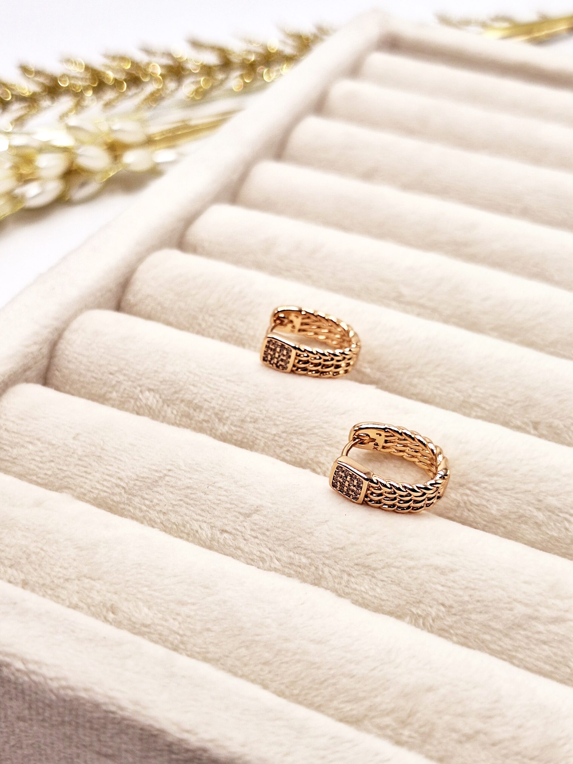 گوشواره طلایی طرح بافت نگینی برند ژوپینگ